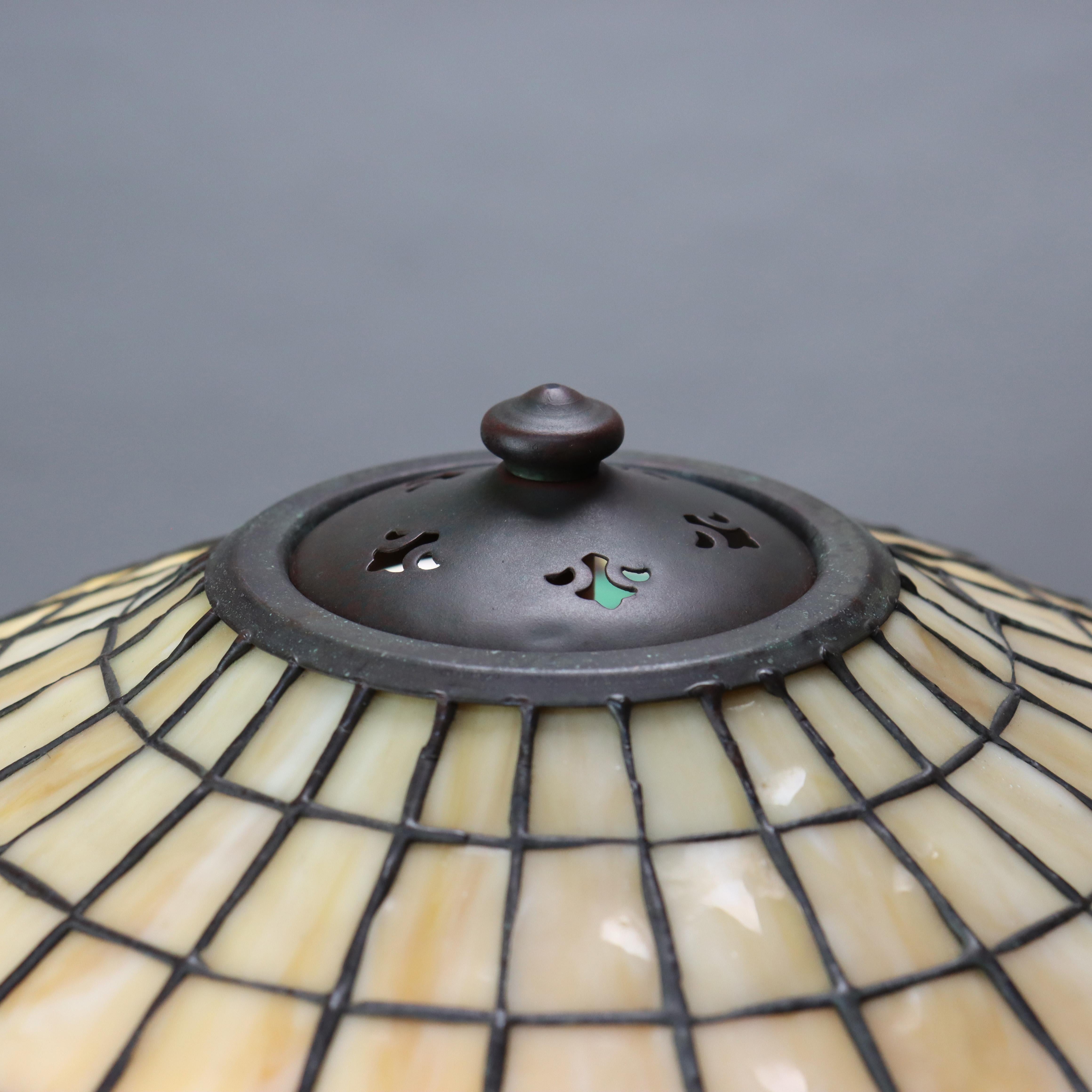 20ième siècle Lampe de table ancienne Handel en bronze avec abat-jour floral unique en verre plombé C1930 en vente