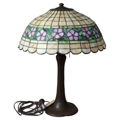 Antike Handel Bronze-Tischlampe mit einzigartigem, geblümtem Bleiglasschirm, um 1930