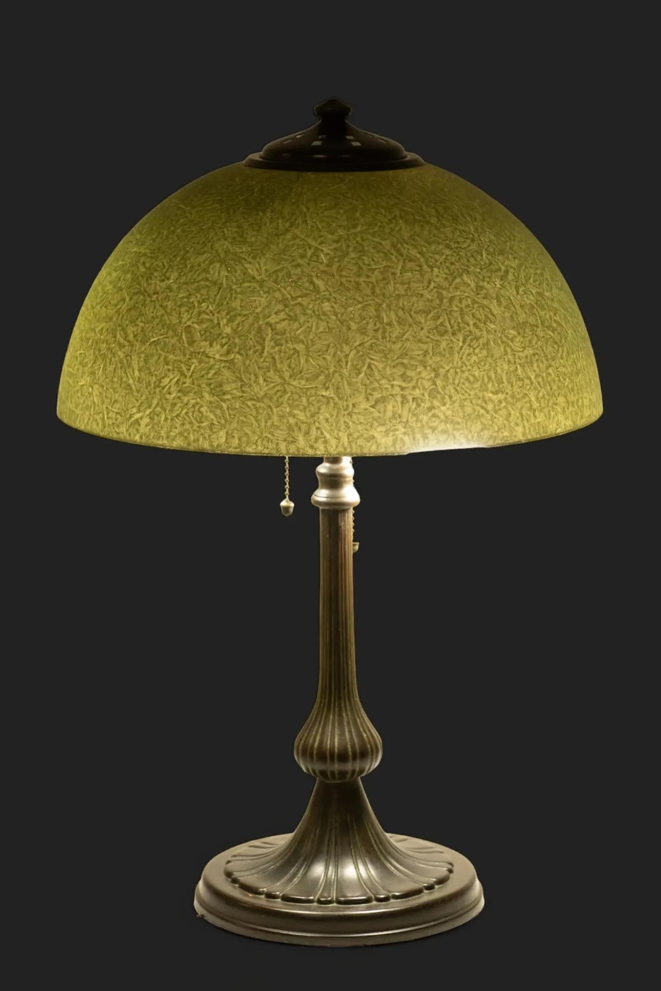 Circa 1910 Handel Lamp Company Arts & Crafts Table Lamp with Mosserine Green Chipped Ice Shade . Ombrage signé  et estampillé 