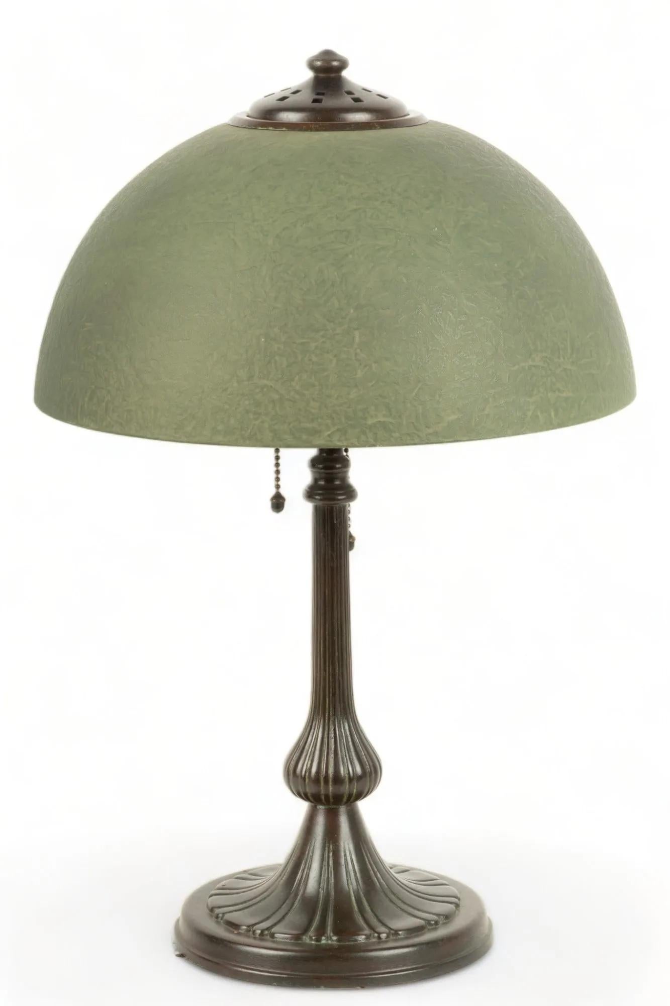 Arts and Crafts Lampe ancienne de style Arts & Greene Greene avec abat-jour en glace verte ébréchée The Artful Green en vente