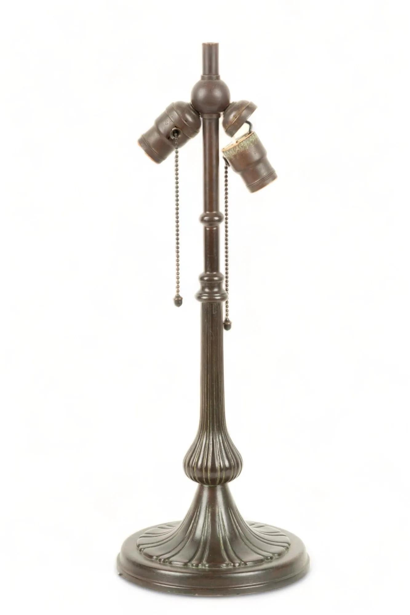 Américain Lampe ancienne de style Arts & Greene Greene avec abat-jour en glace verte ébréchée The Artful Green en vente
