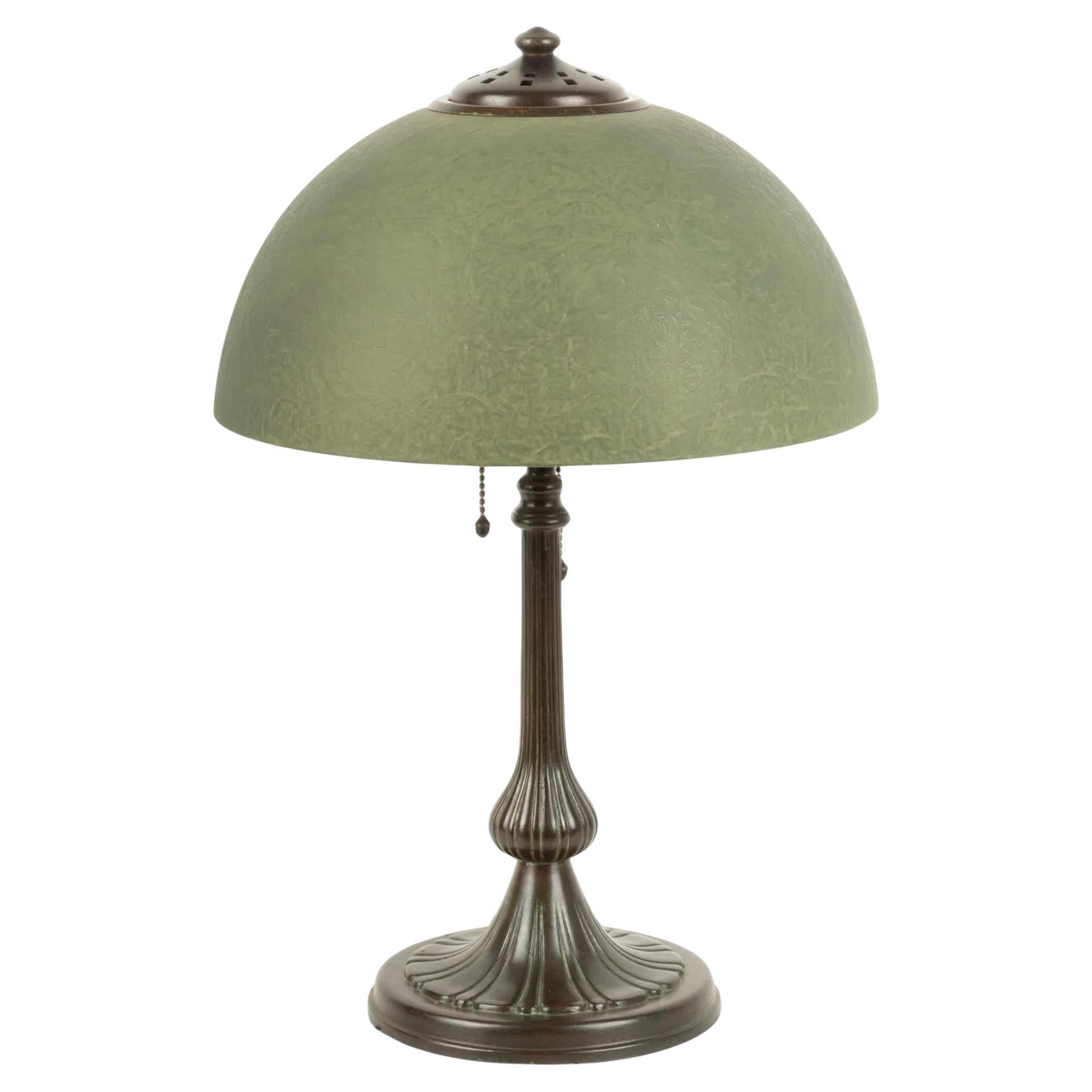 Lampe ancienne de style Arts & Greene Greene avec abat-jour en glace verte ébréchée The Artful Green