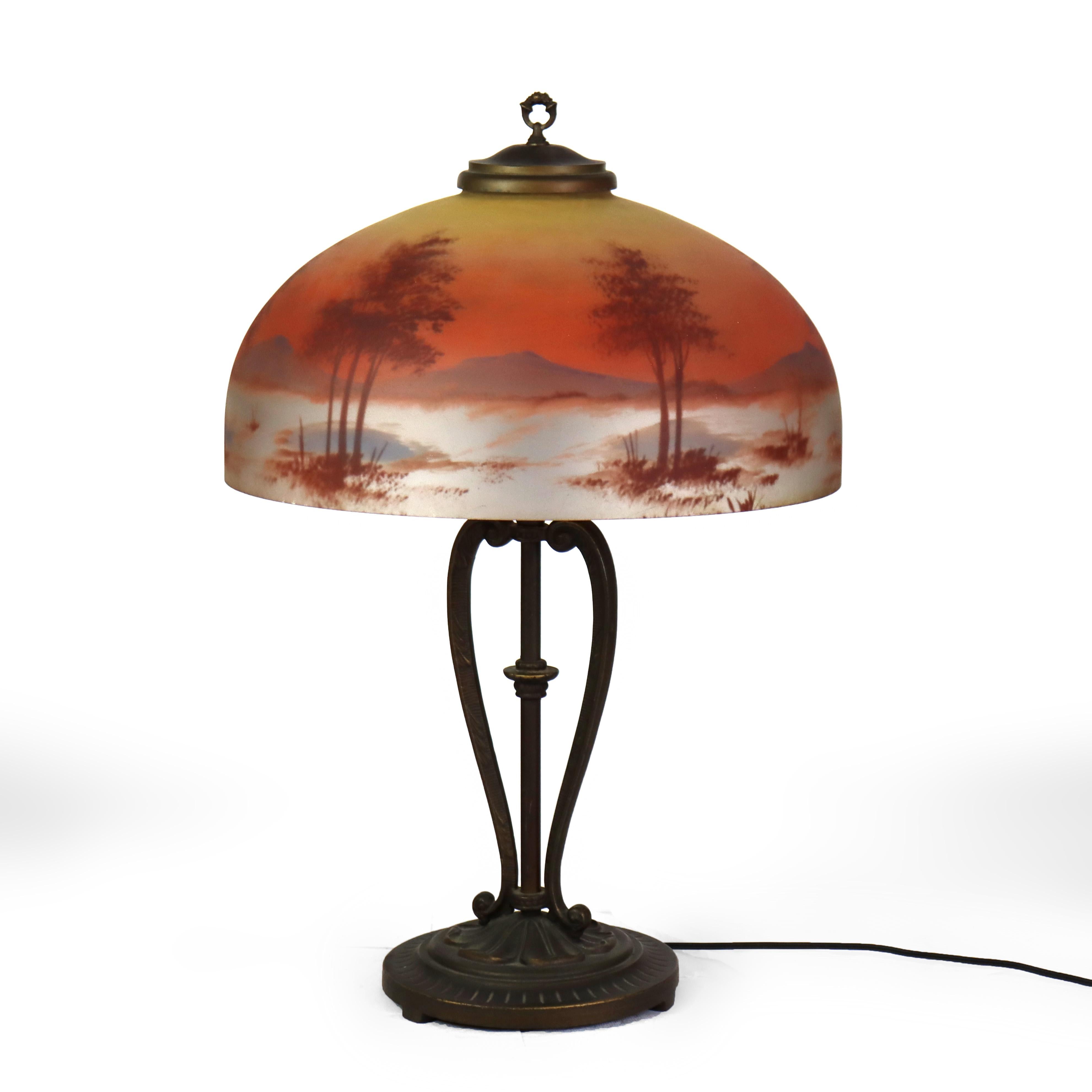 Lampe de table ancienne peinte à l'envers, à la manière de Handel, vers 1920.   
24