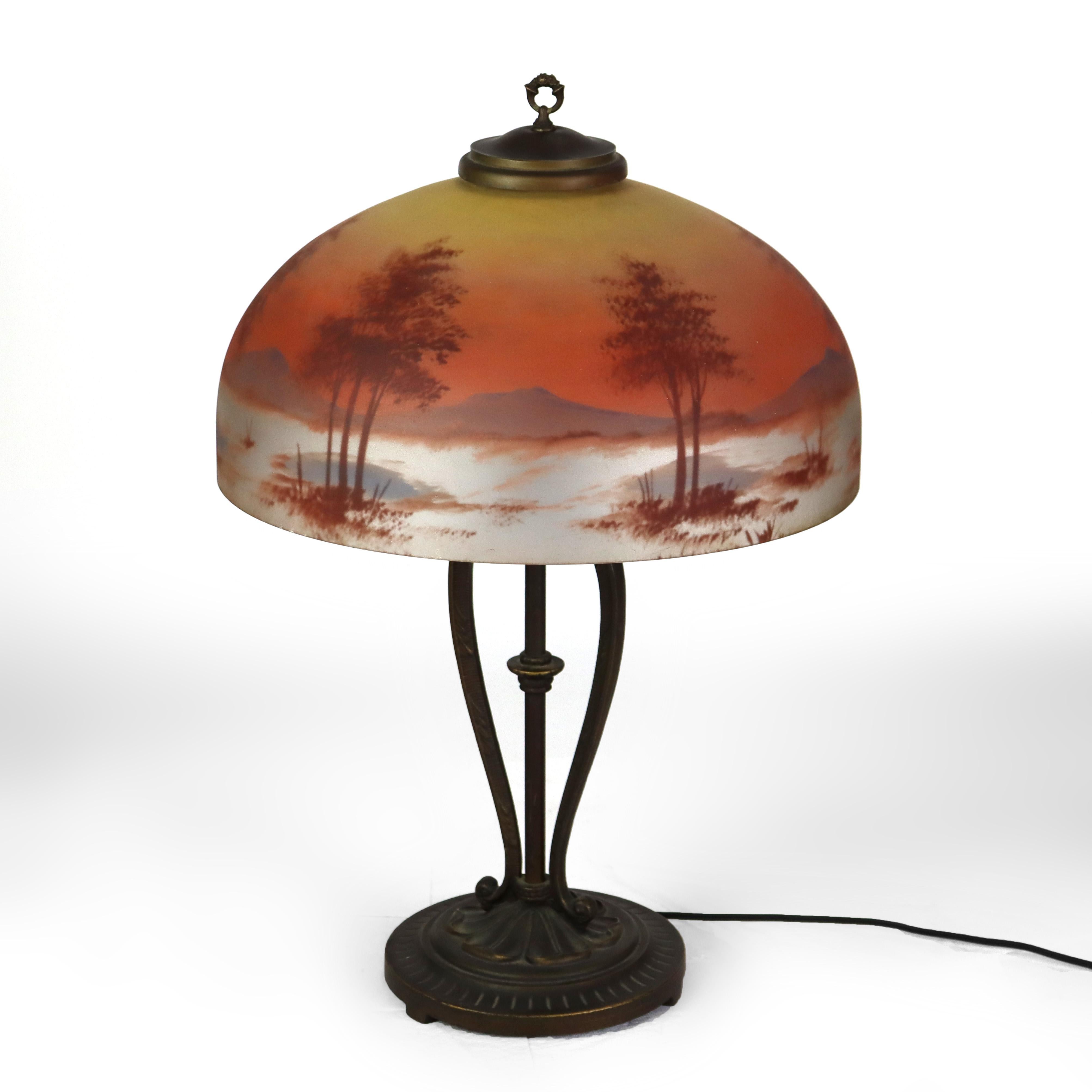 Américain Ancienne lampe de table scénique de l'école Handel peinte à l'envers C1920 en vente
