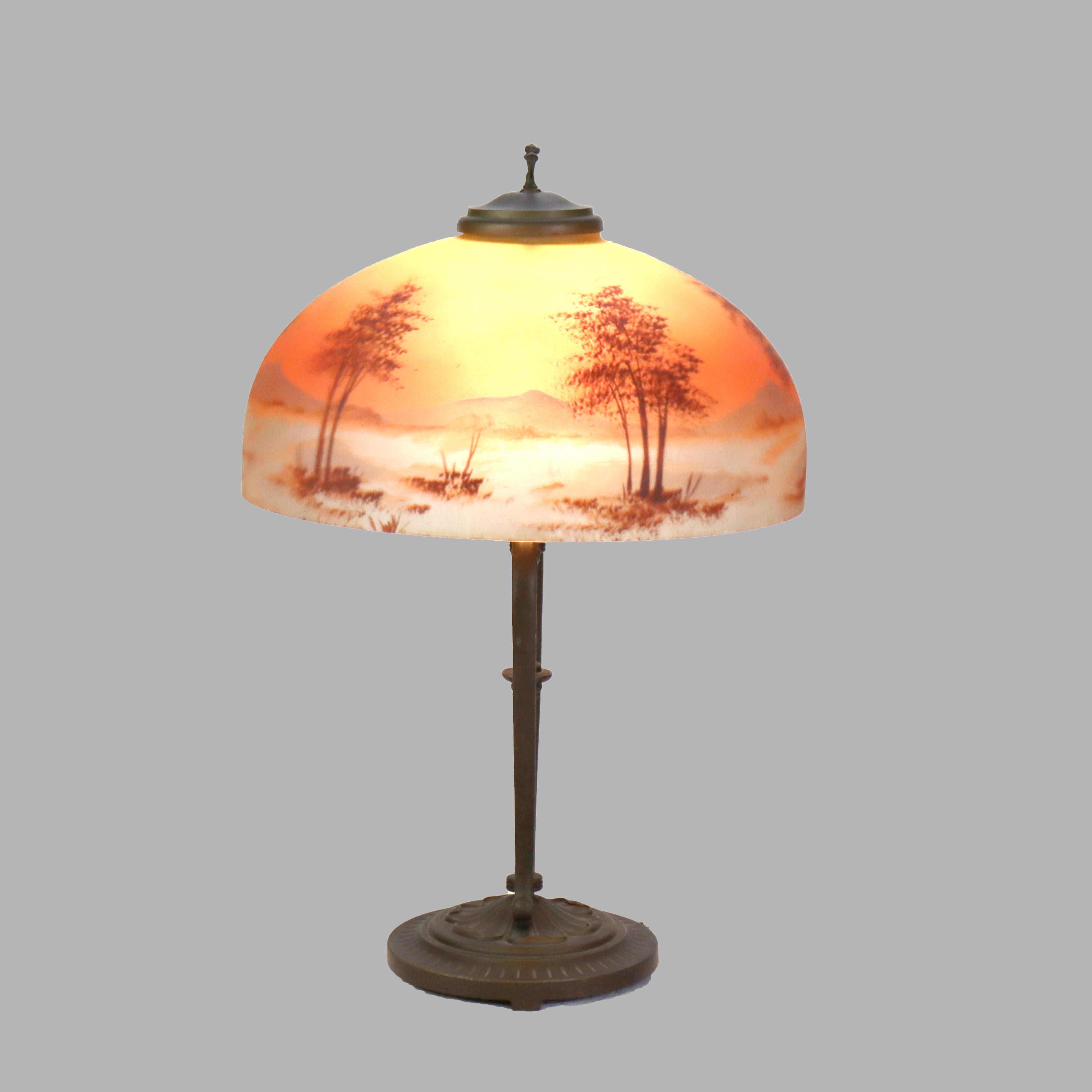 20ième siècle Ancienne lampe de table scénique de l'école Handel peinte à l'envers C1920 en vente