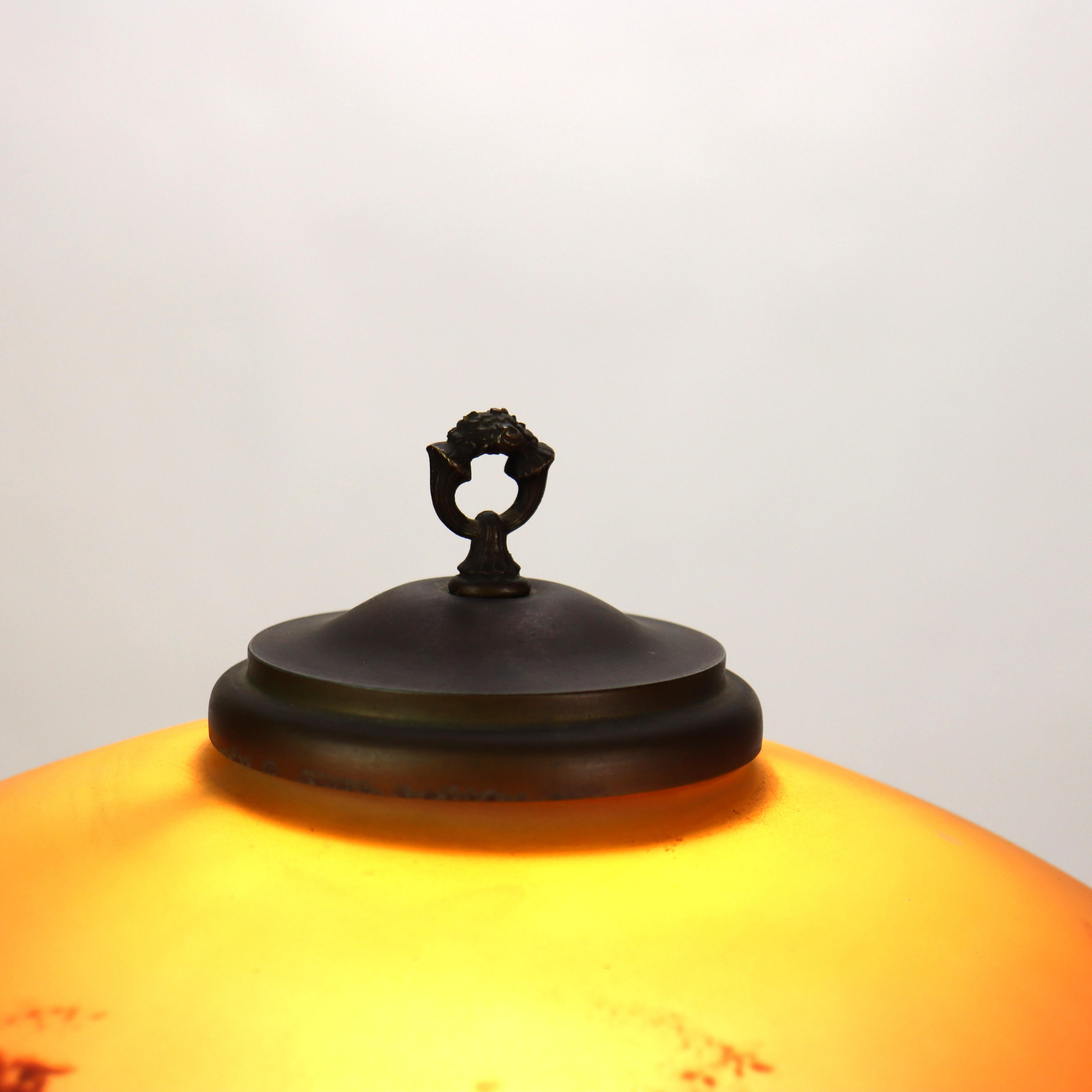 Ancienne lampe de table scénique de l'école Handel peinte à l'envers C1920 en vente 3