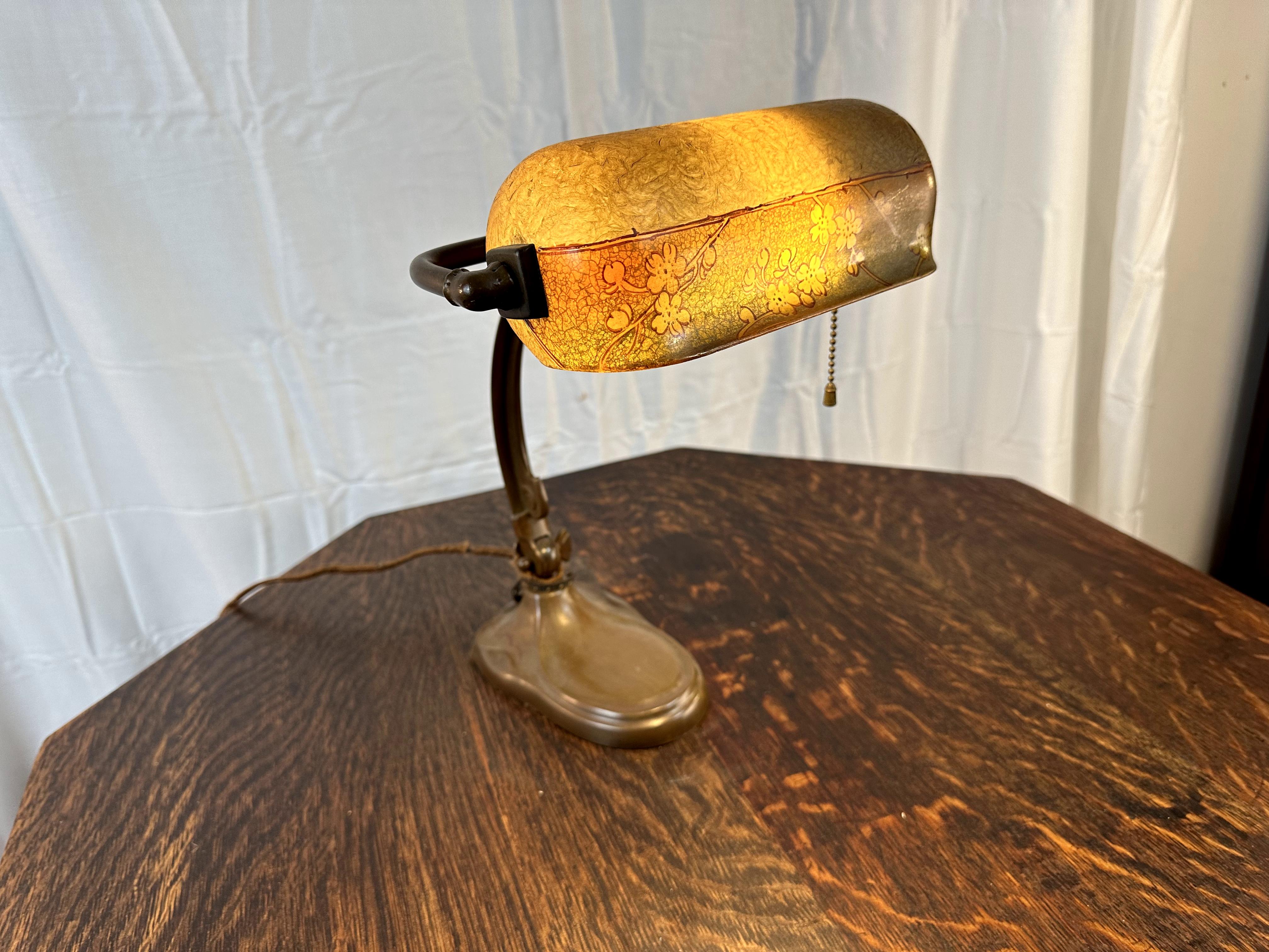 Si tratta di un'antica lampada da tavolo/desk Handel Arte e Artigianato.  È firmato (come da foto). La base in bronzo presenta la patina originale.  L'interruttore è in perfette condizioni di funzionamento.
È in condizioni eccellenti, nessun danno
