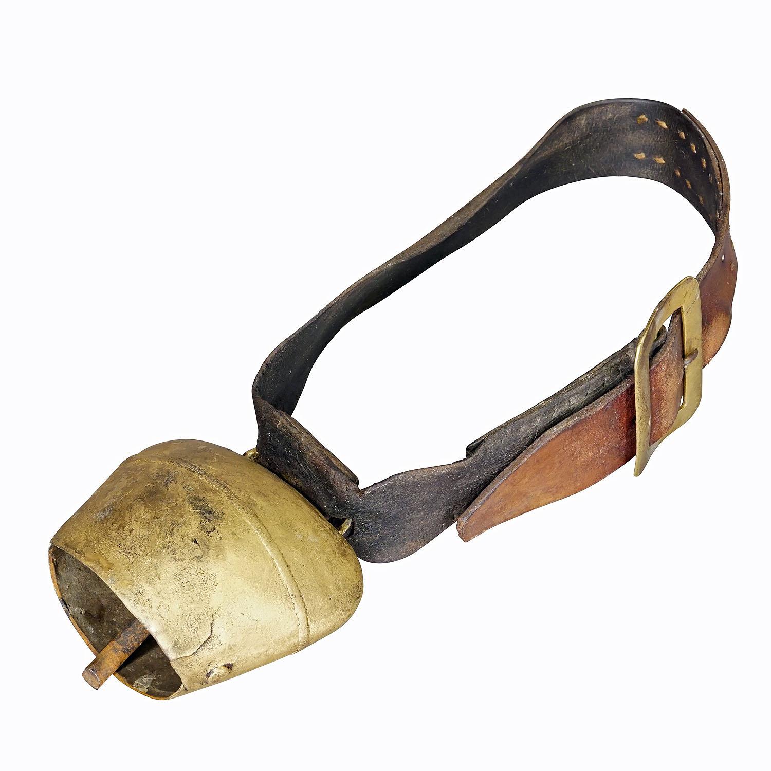 Cloche de bouteille ancienne forgée à la main fabriquée en Suisse vers 1900
Article e7309
Une ancienne cloche à bétail forgée à la main, fabriquée en Suisse vers 1900. La cloche est livrée avec son bracelet d'origine en cuir marron avec boucle. De