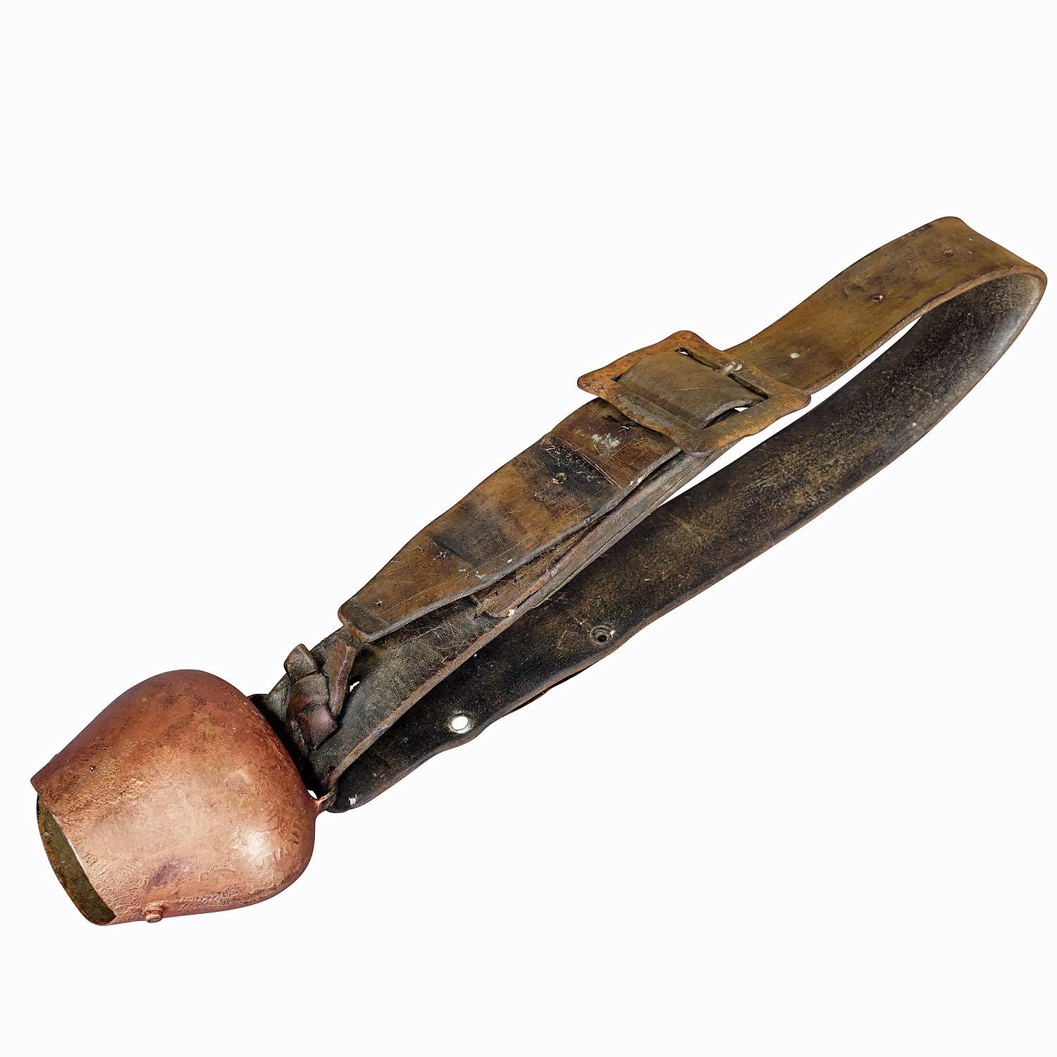 Cloche de bouteille ancienne forgée à la main fabriquée en Suisse vers 1900
Article e7310
Une ancienne cloche à bétail forgée à la main, fabriquée en Suisse vers 1900. La cloche est livrée avec son bracelet d'origine en cuir marron avec boucle et