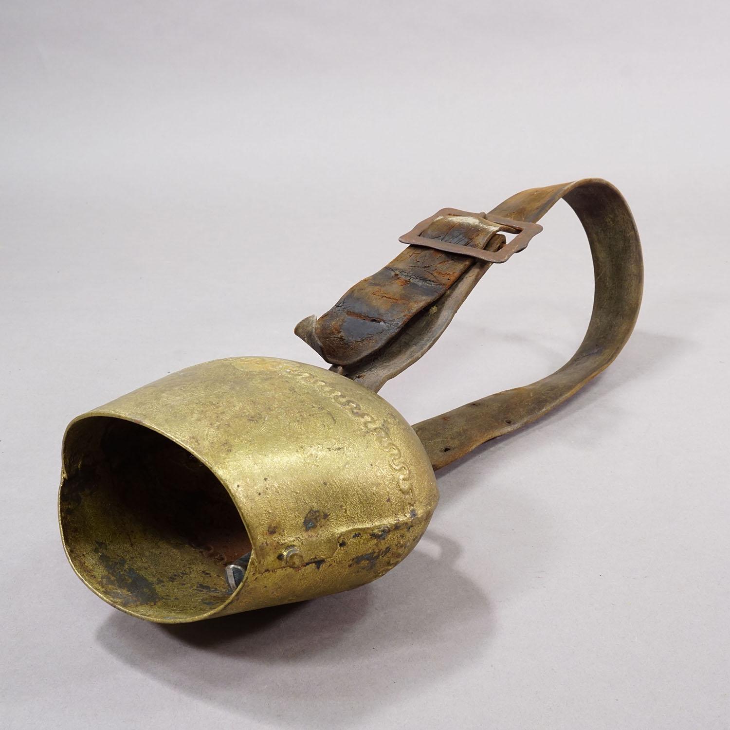 Cloche de bouteille ancienne forgée à la main fabriquée en Suisse vers 1900

Une ancienne cloche à bétail forgée à la main, fabriquée en Suisse vers 1900. La cloche est livrée avec son bracelet d'origine en cuir marron avec boucle. De telles cloches