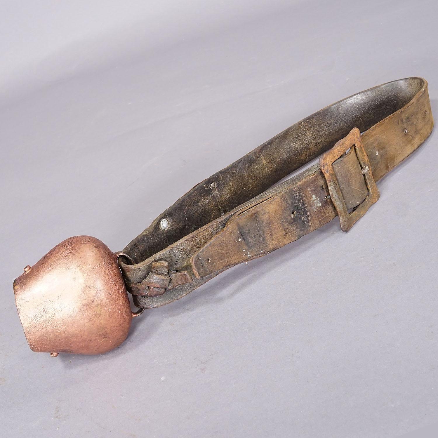 Forêt-Noire Cloche de bouteille ancienne forgée à la main fabriquée en Suisse vers 1900 en vente
