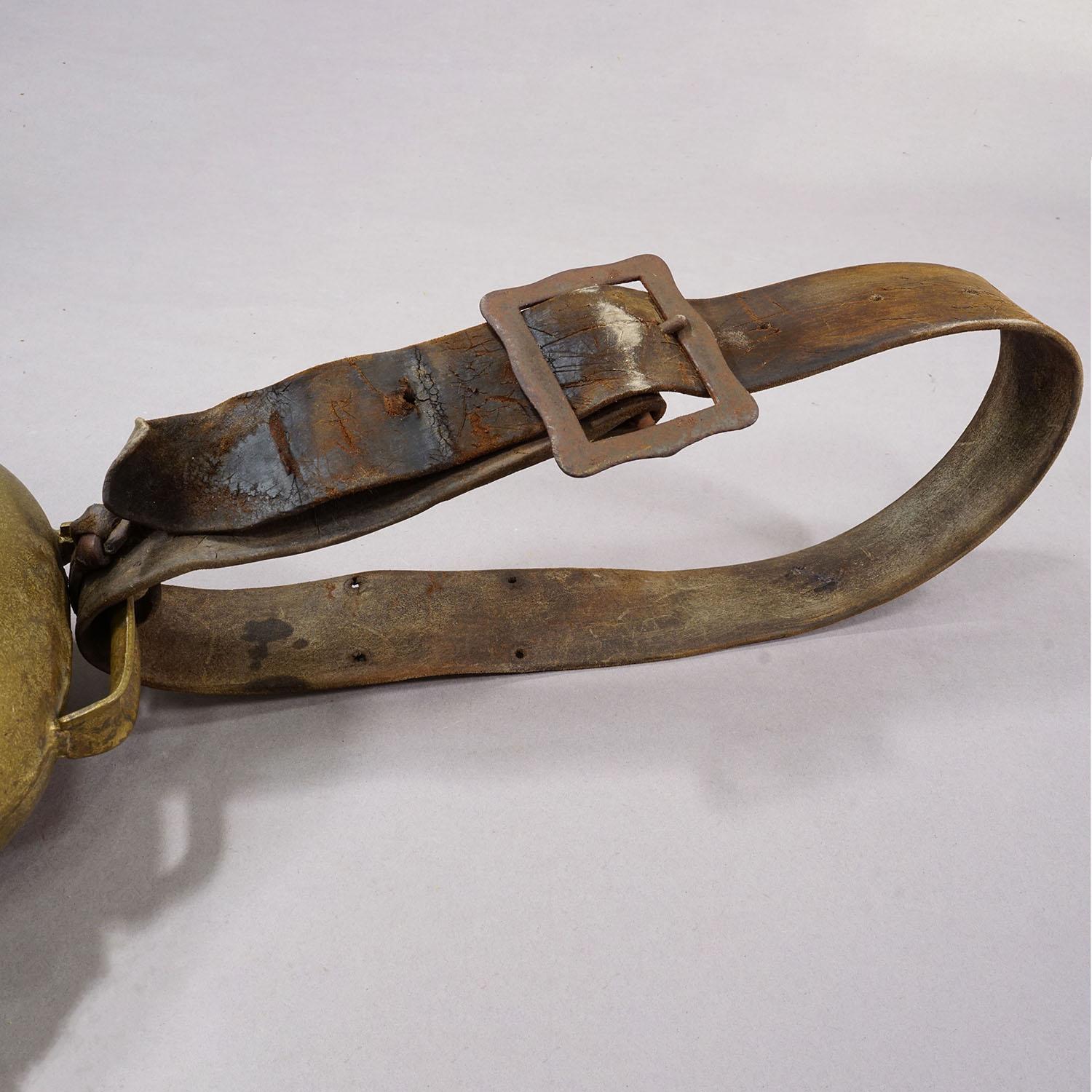 Forêt-Noire Cloche de bouteille ancienne forgée à la main fabriquée en Suisse vers 1900 en vente