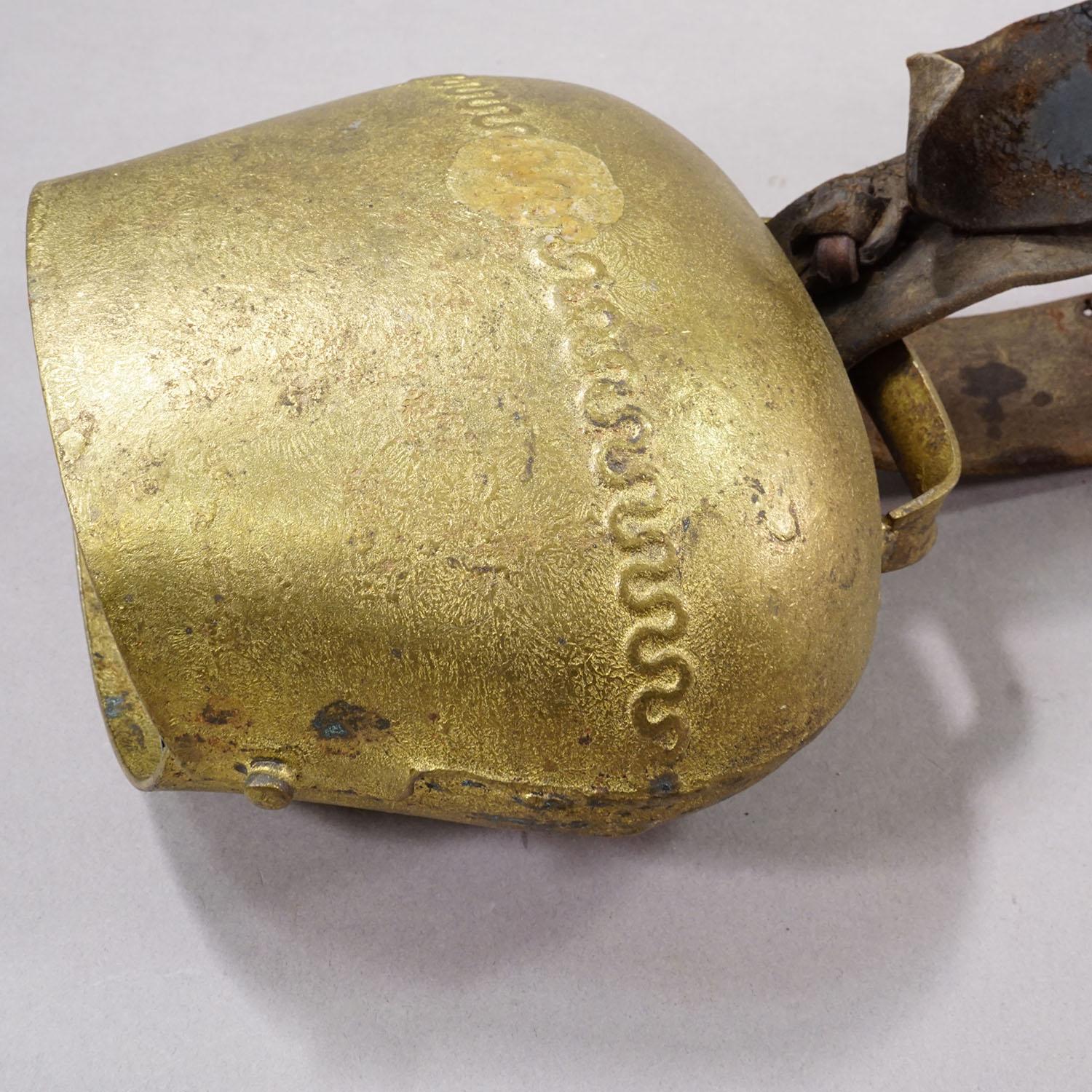 Allemand Cloche de bouteille ancienne forgée à la main fabriquée en Suisse vers 1900 en vente