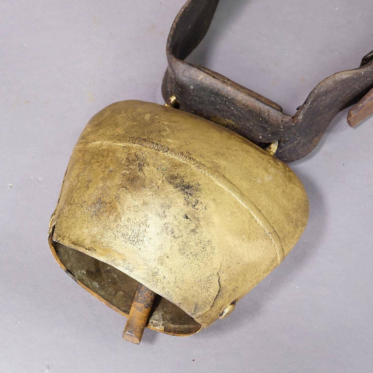 Cloche de bouteille ancienne forgée à la main fabriquée en Suisse vers 1900 Bon état - En vente à Berghuelen, DE