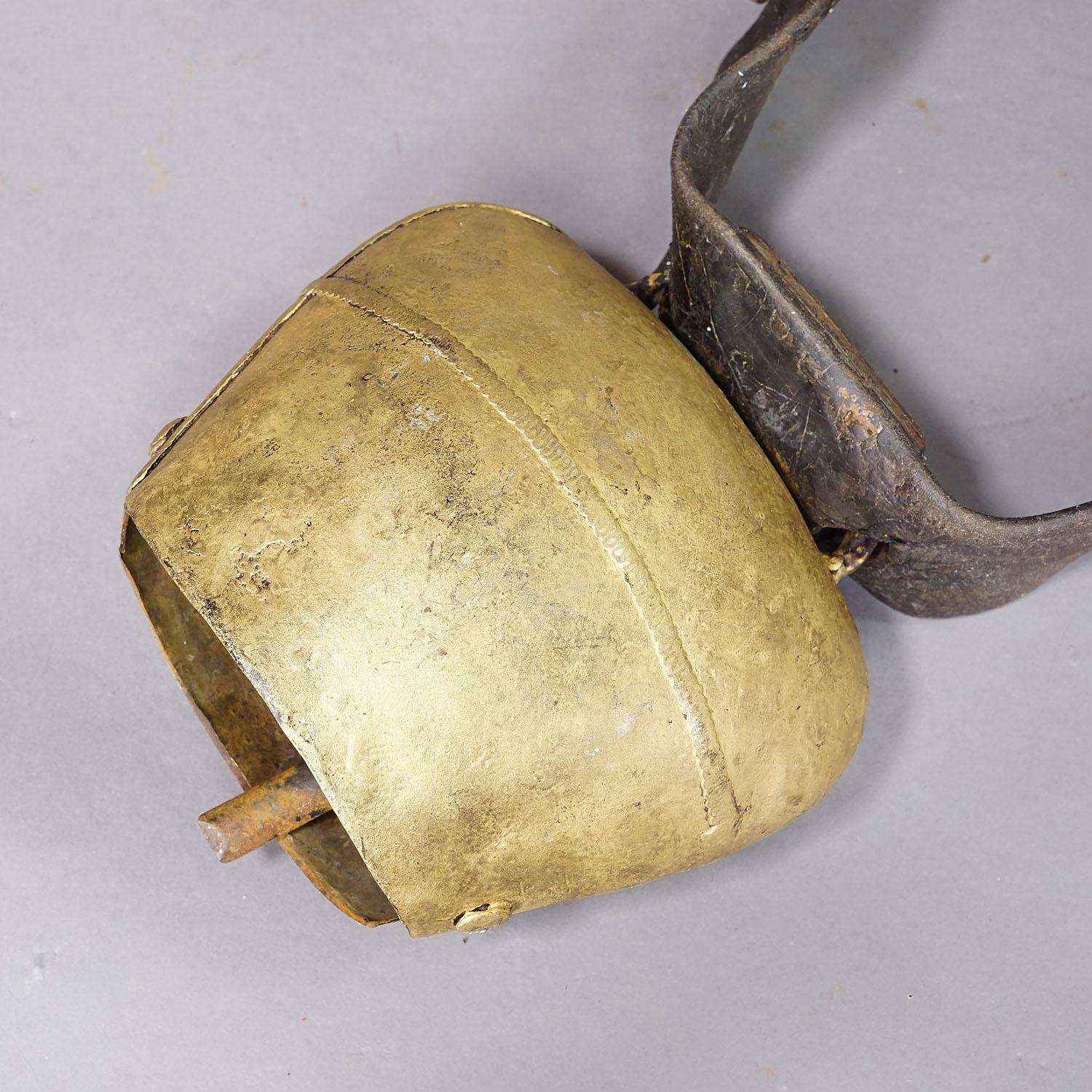 20ième siècle Cloche de bouteille ancienne forgée à la main fabriquée en Suisse vers 1900 en vente