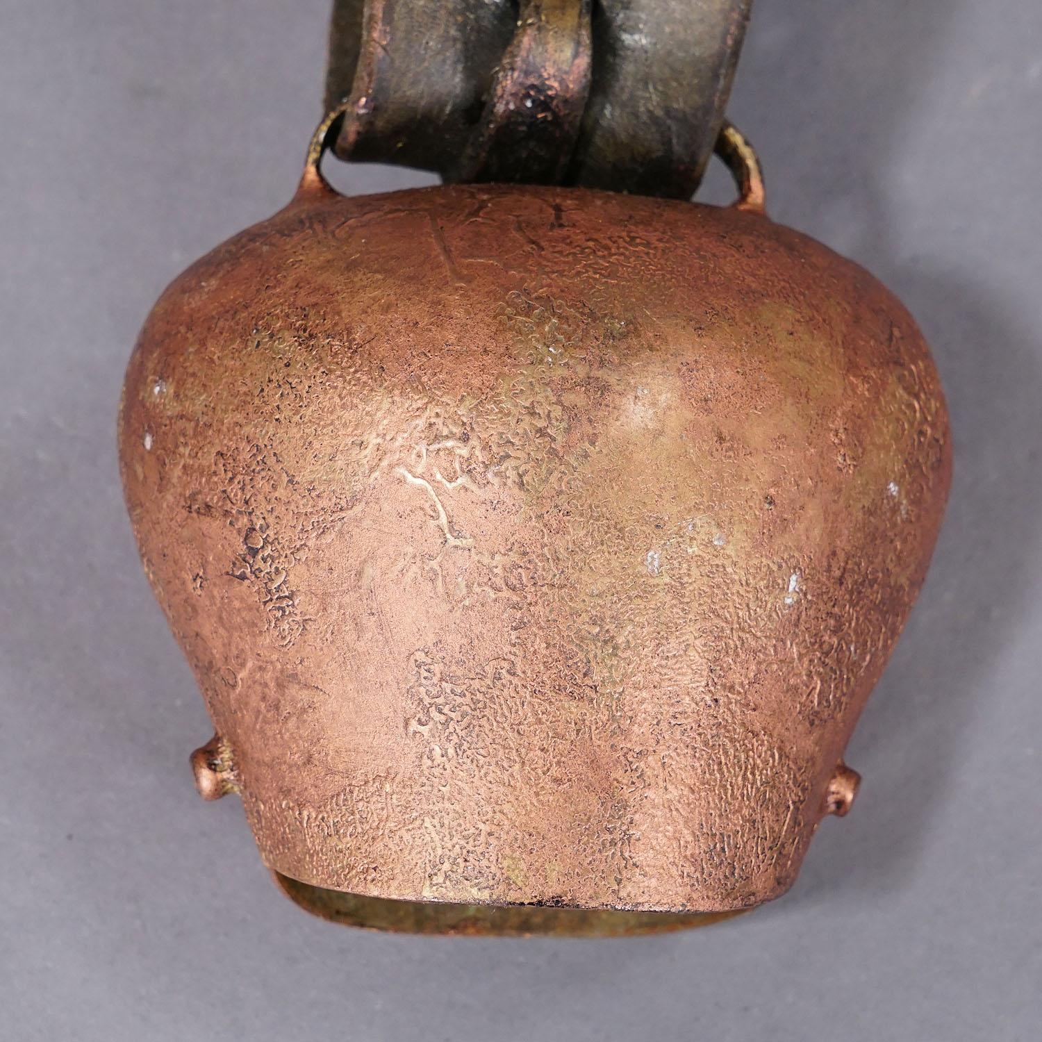20ième siècle Cloche de bouteille ancienne forgée à la main fabriquée en Suisse vers 1900 en vente