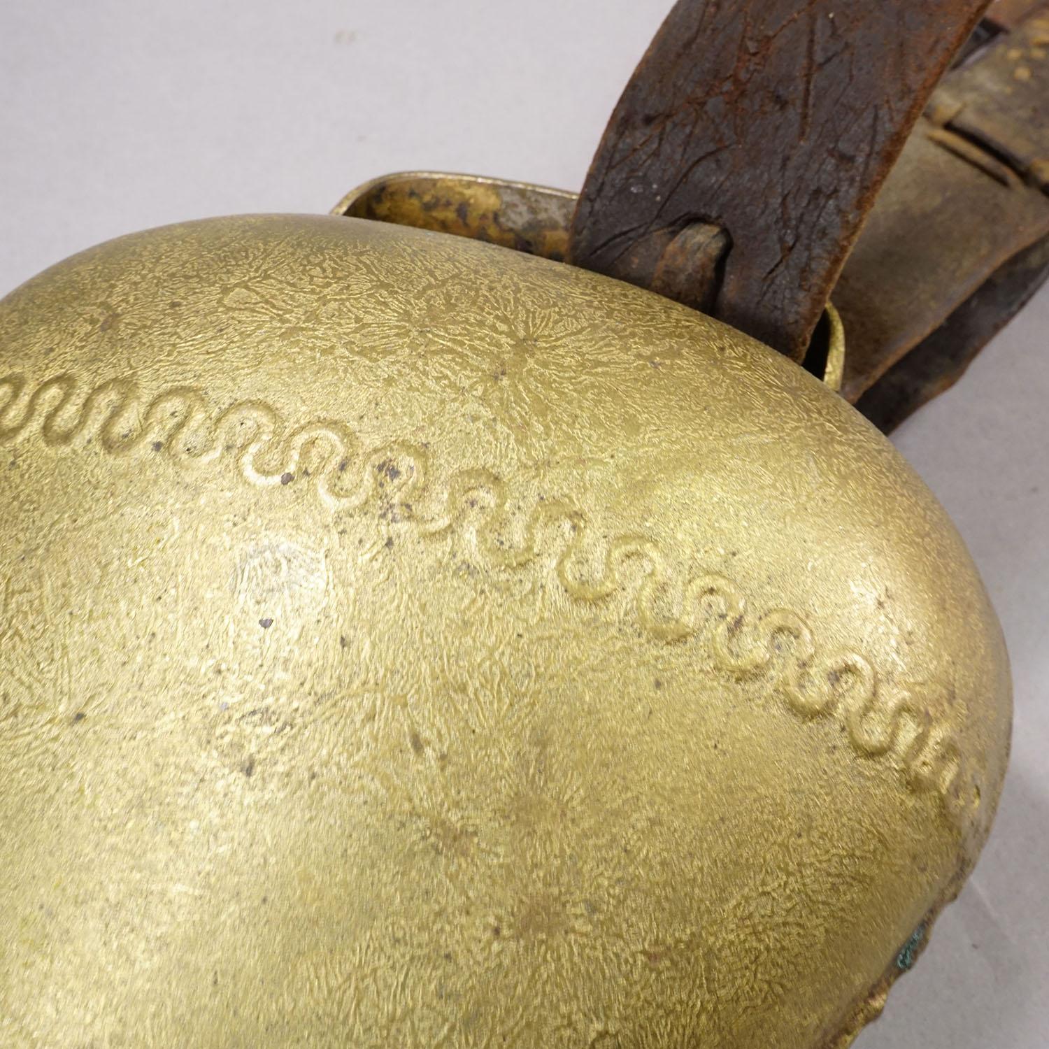 20ième siècle Cloche de bouteille ancienne forgée à la main fabriquée en Suisse vers 1900 en vente