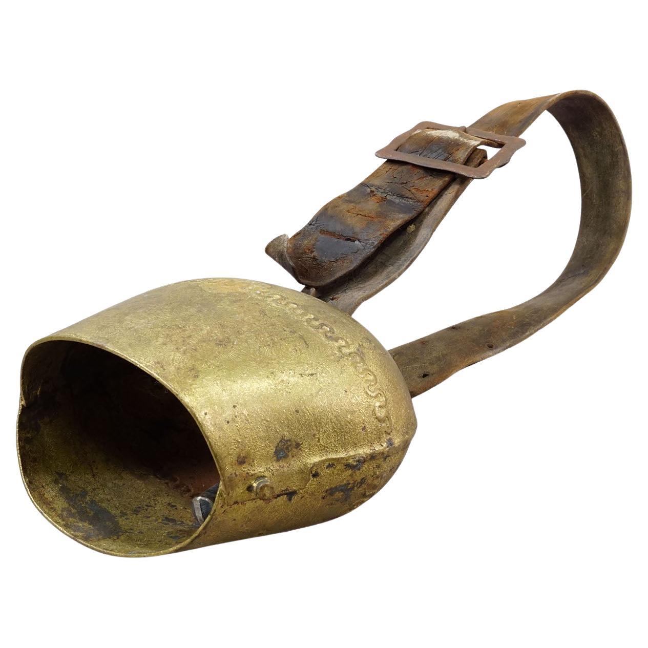 Antico campanello per bestiame forgiato a mano, realizzato in Svizzera nel 1900 ca.