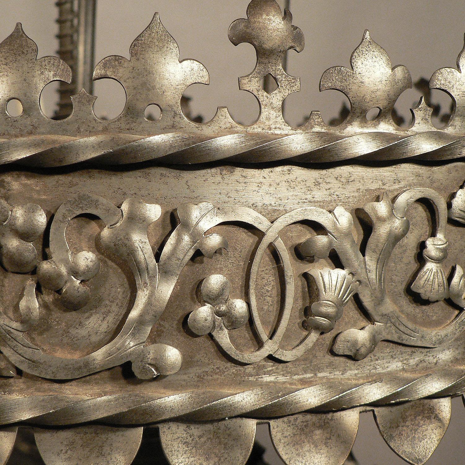 Lustre médiéval ancien en fer forgé à la main provenant d'un château allemand en vente 3