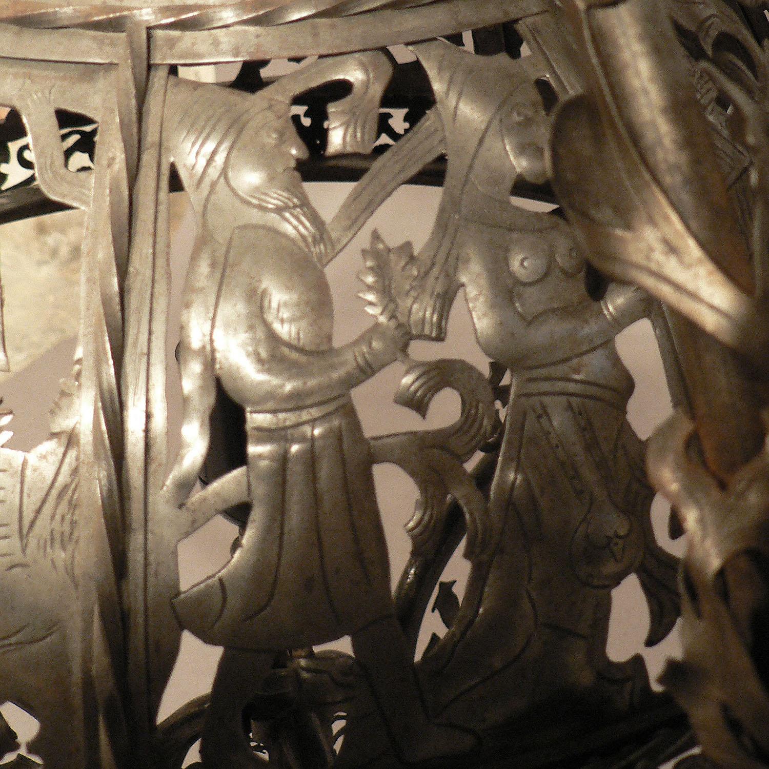 Lustre médiéval ancien en fer forgé à la main provenant d'un château allemand en vente 1