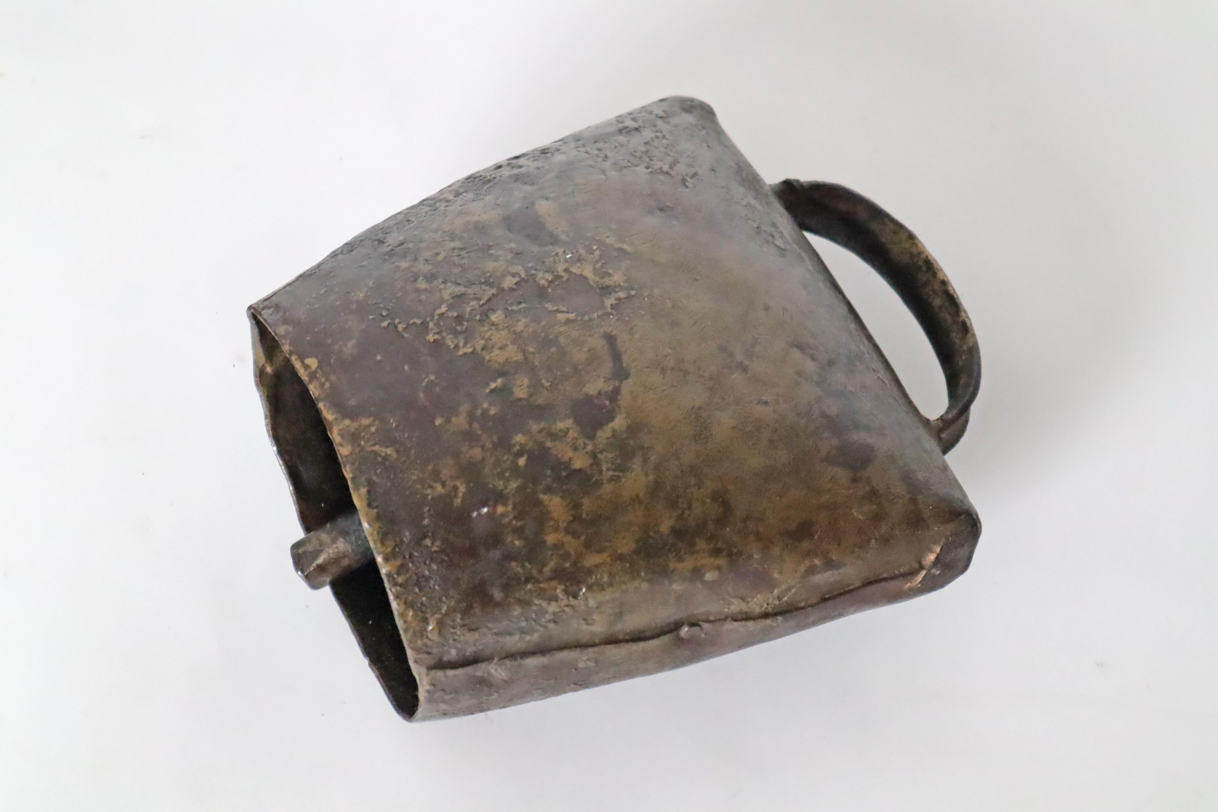 Antique Handmade Bronze Cowbell From Switzerland 1850s In Good Condition For Sale In Hannover, DE