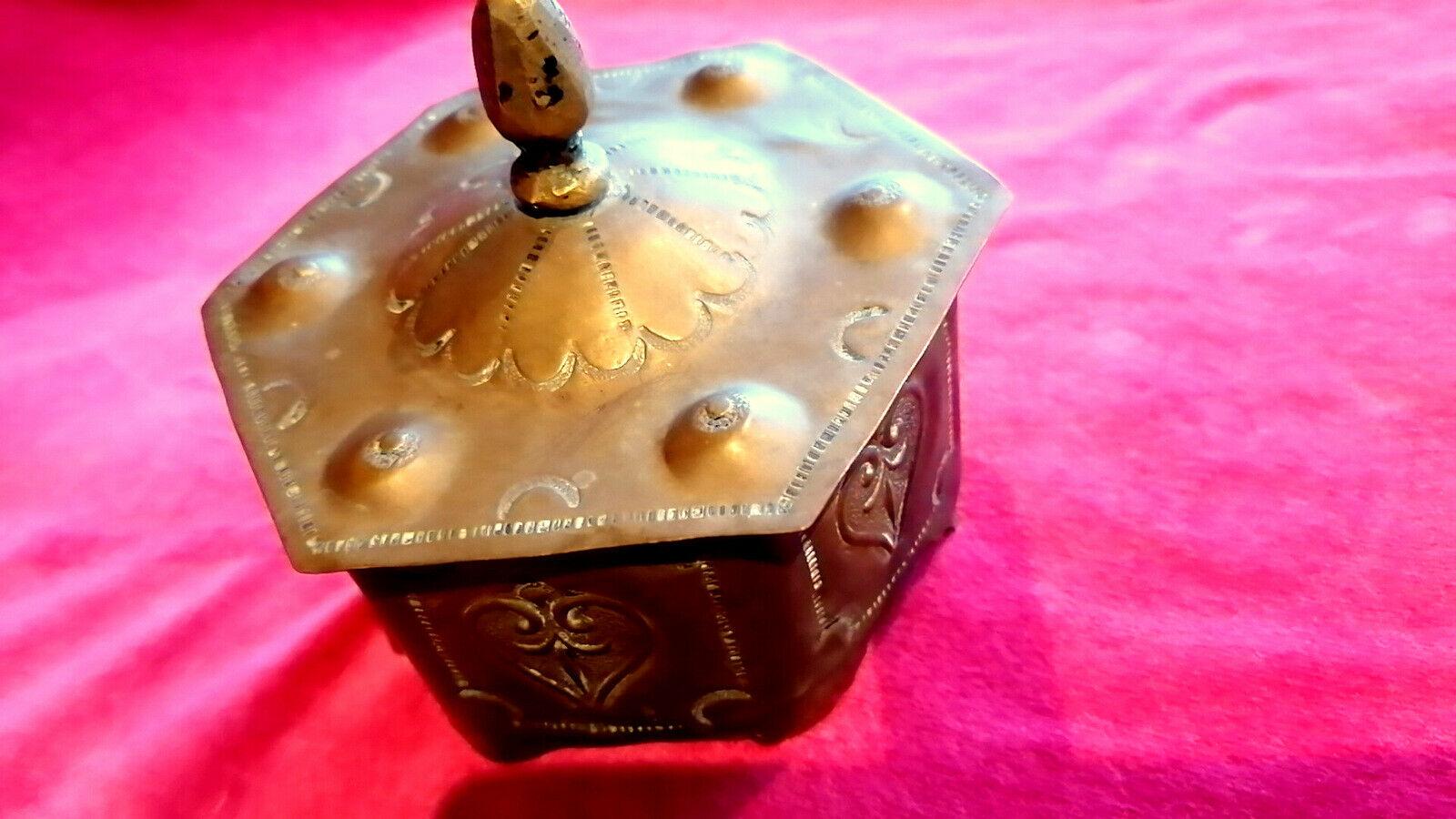 Antique handmade brass tobacco / tea tin box with lid 18th century. The item is in good condition, it can be used at home, hotel, pubs, B&B, cottage, farm, office, sheds or shops display, etc. It could be an unforgettable present.

Material: