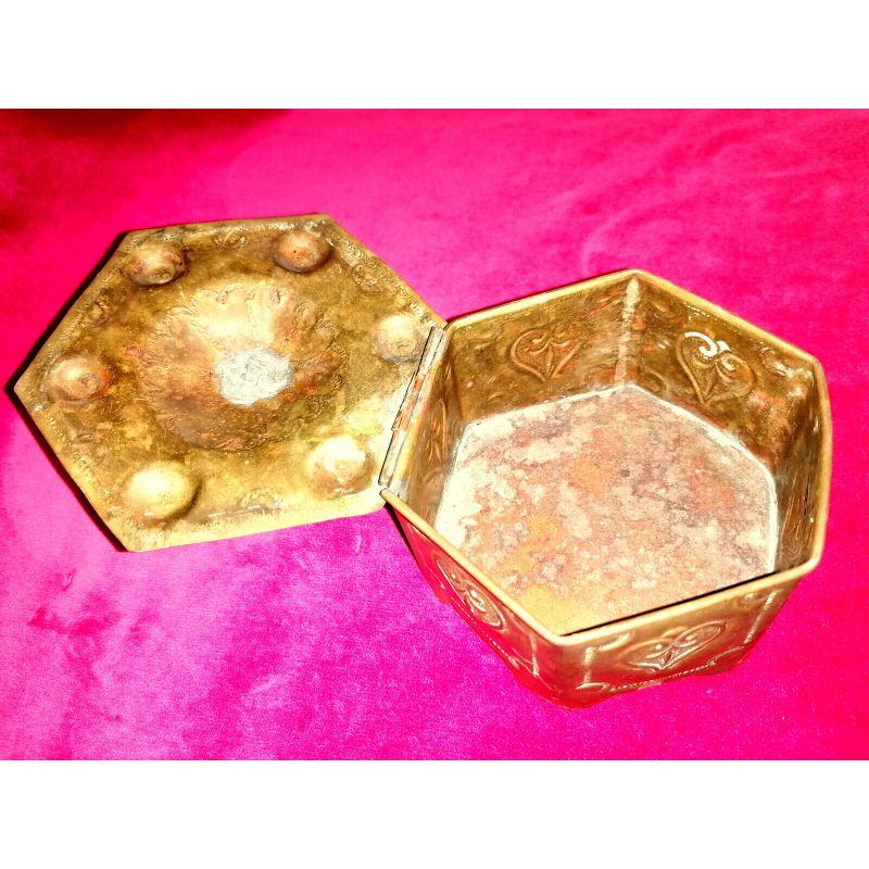 Antique Handmade Carved Brass Tobacco / Tea Tin Box with Lid, 18th C In Good Condition For Sale In SITTINGBOURNE, Kent