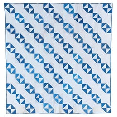 Courtepointe patchwork en coton bleu et blanc « sablier » faite à la main, États-Unis, années 1890