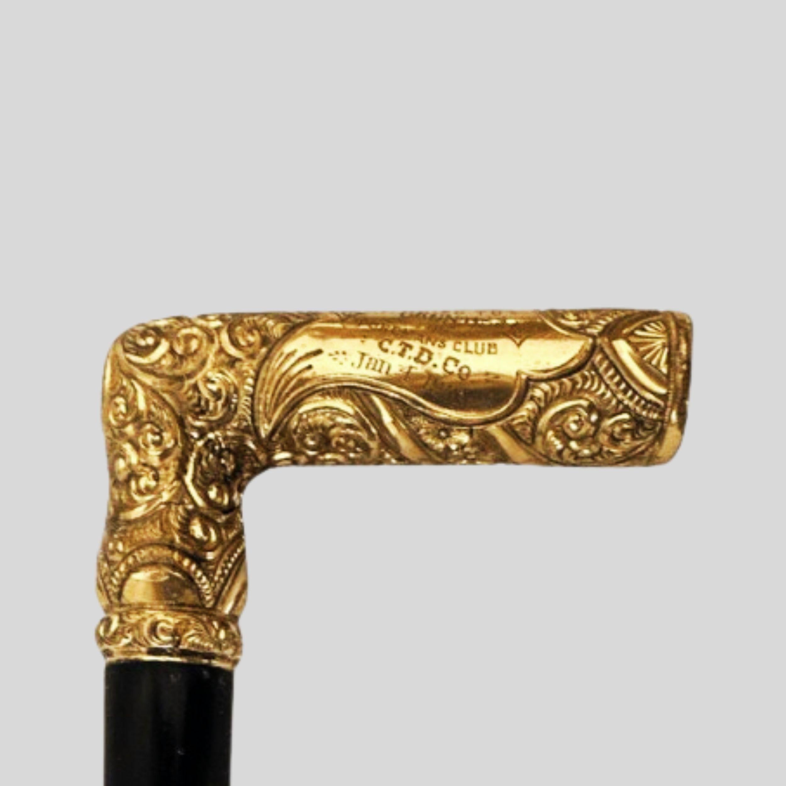 Antico bastone da passeggio da uomo placcato oro per uomo Anno 1910 (Possibile oro)

Questo pezzo incredibilmente dettagliato presenta un bellissimo manico a L placcato oro incastonato su un'asta in legno ebanizzato. Sul manico è inoltre incisa la