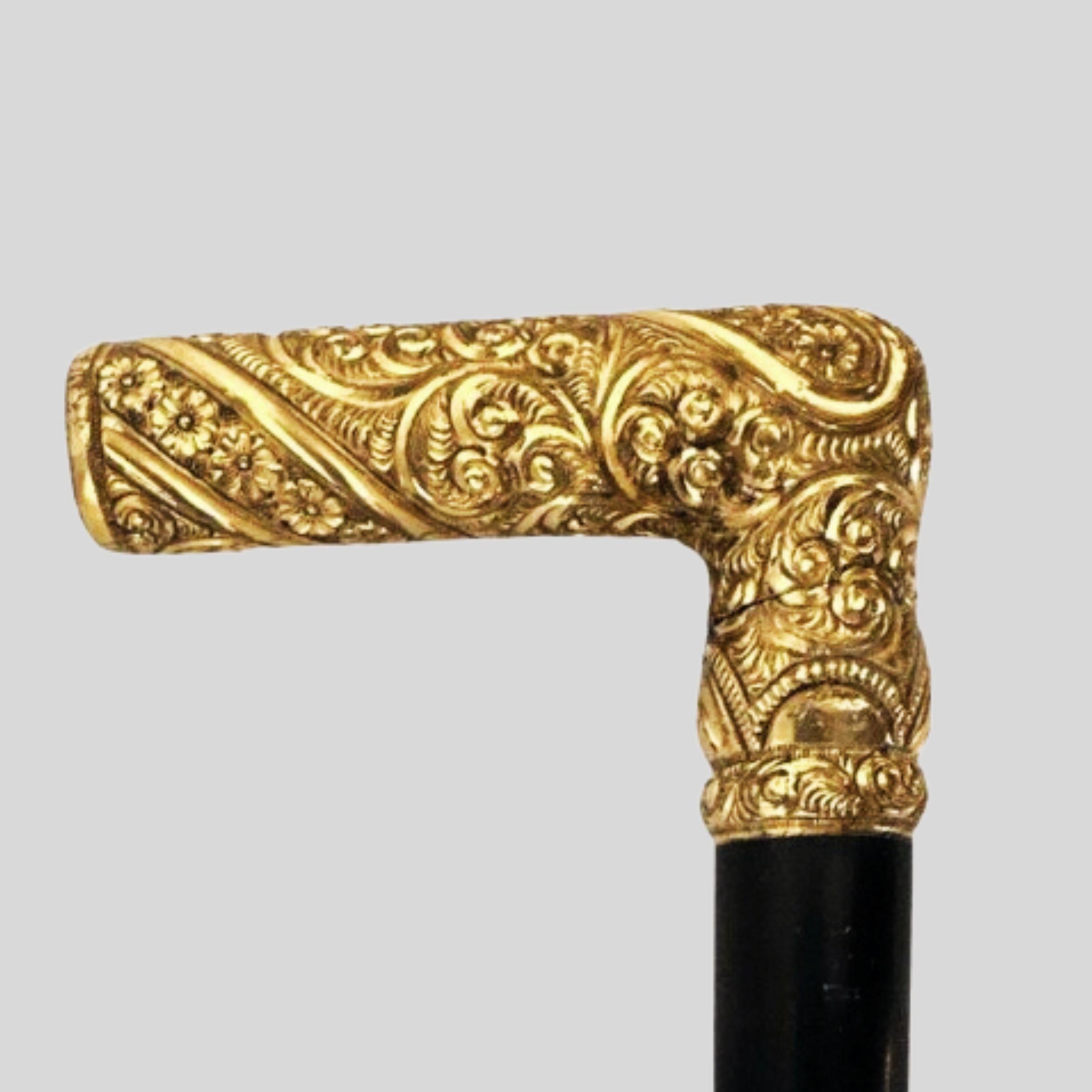 Nero Antico bastone da passeggio da uomo placcato in oro con impugnatura a L Anno 1910, inciso in vendita