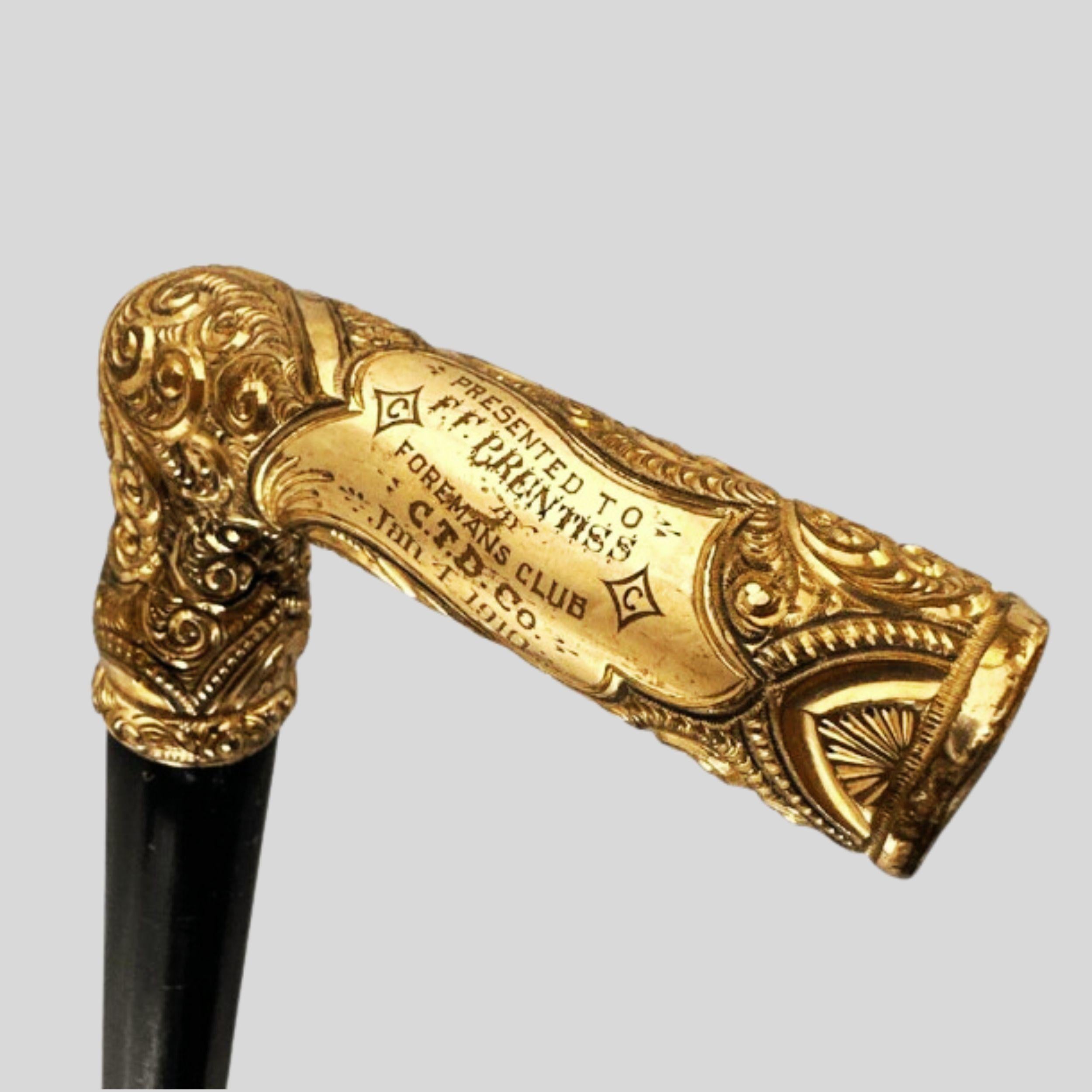 Antico bastone da passeggio da uomo placcato in oro con impugnatura a L Anno 1910, inciso in vendita 1