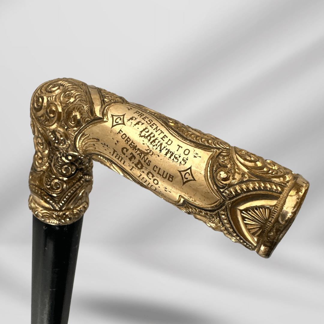 Antico bastone da passeggio da uomo placcato in oro con impugnatura a L Anno 1910, inciso in vendita 3