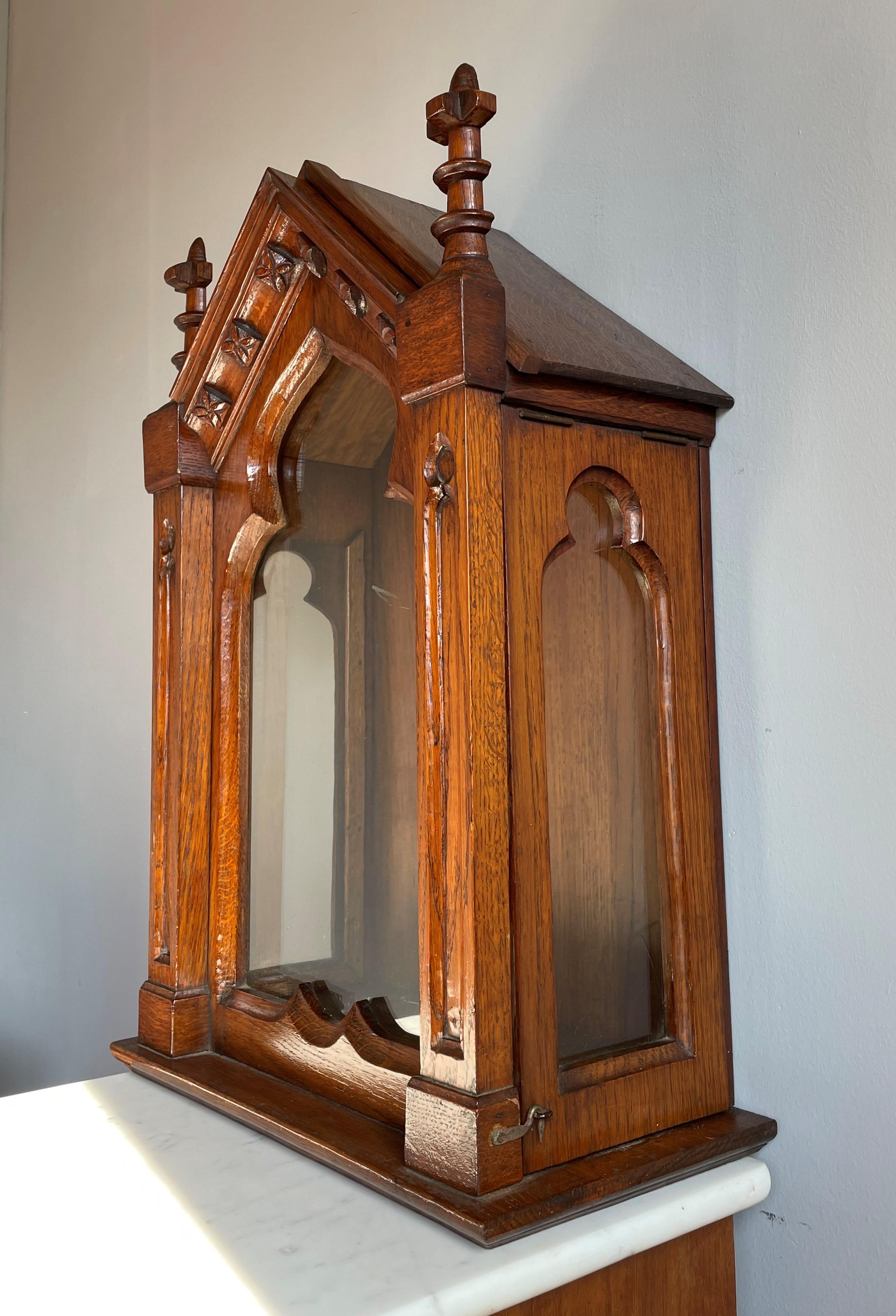 Handcrafted Gothic chapel shape, church statuette cabinet.

If you own an antique saint statue then this late 1800s to early 1900s display cabinet could be the perfect 'chapel' for it. This handcrafted oak cabinet is in very good condition and you