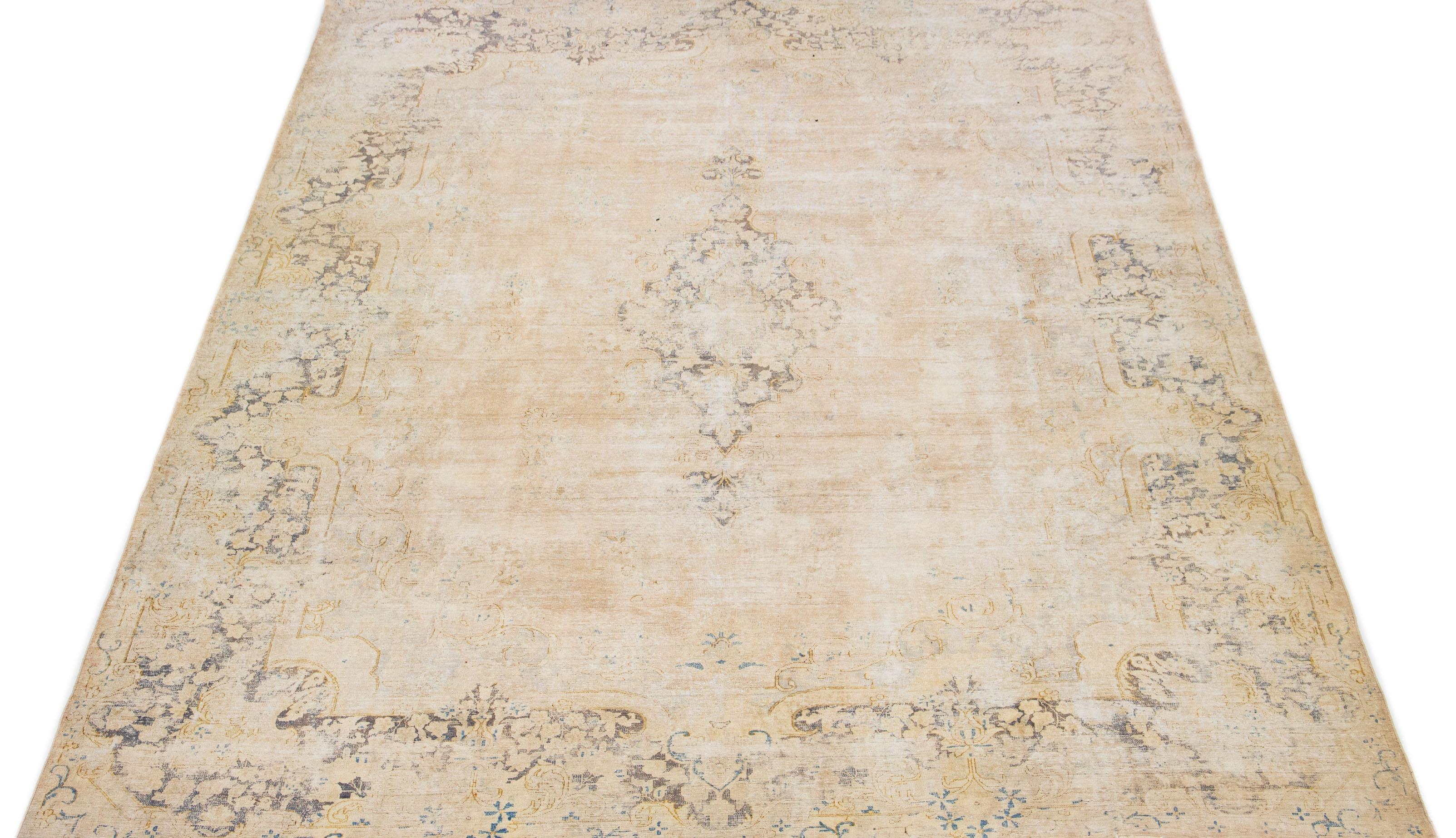 Schöner antiker handgeknüpfter Wollteppich aus Kerman mit beigem Feld. Dieser Perserteppich hat graue Akzente in einem prächtigen floralen Medaillonmuster.

Dieser Teppich misst 9'8