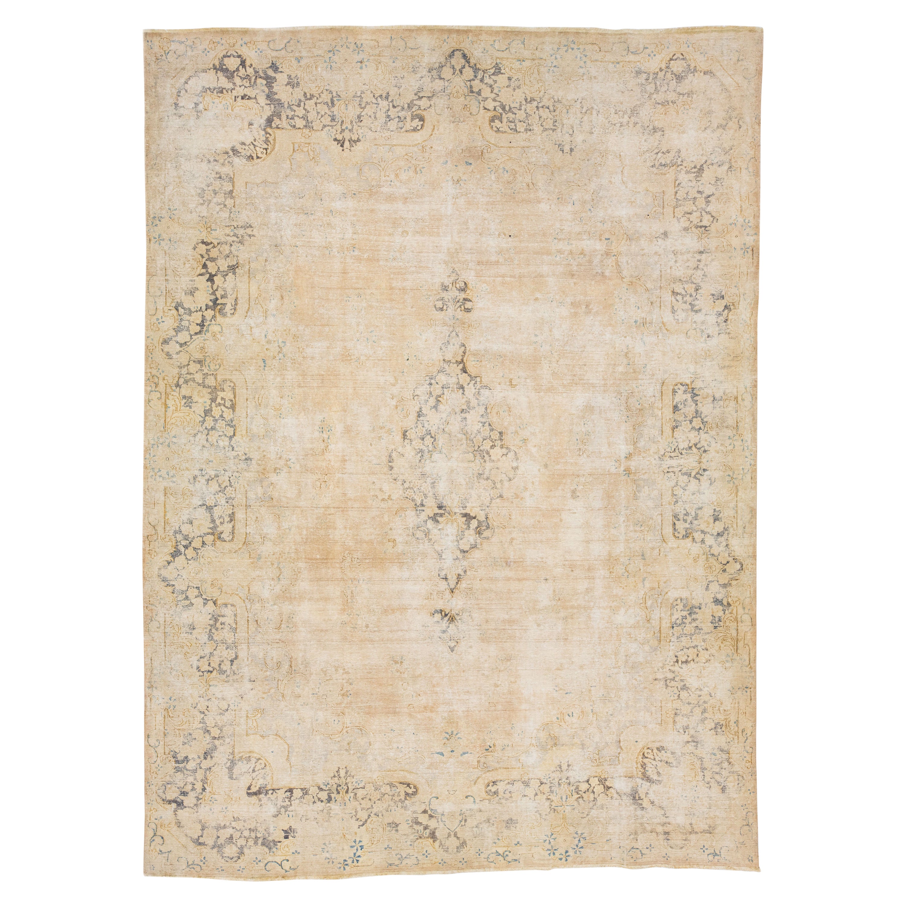 Tapis persan ancien en laine Kerman fait à la main avec motif champ beige