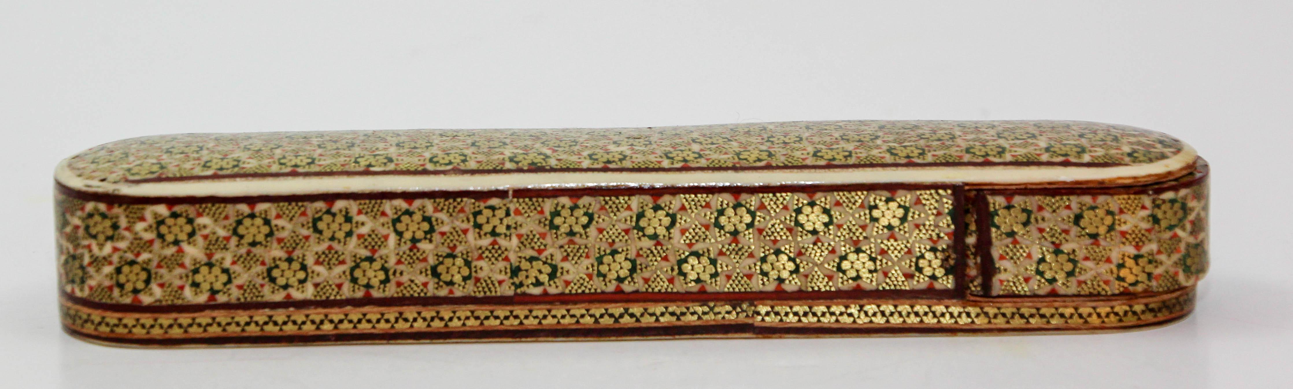 Caja para bolígrafos khatam persa de madera antigua hecha a mano.
Esta caja para bolígrafos está hecha a mano con un diseño Khatam muy detallado, tanto por dentro como por fuera.
Caja para bolígrafos khatam de estilo persa de Oriente Medio, pintada