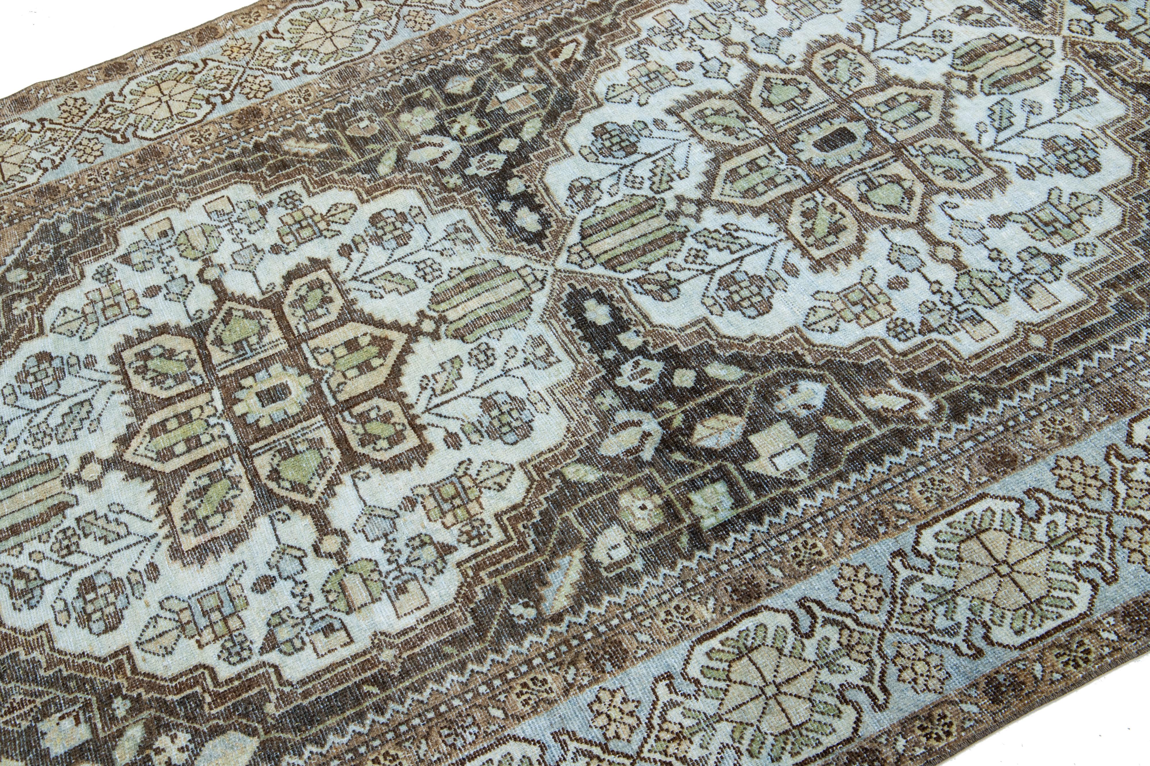 Antiker handgefertigter Mahal-Wollteppich mit Rosetten-Design in Brown (Islamisch) im Angebot