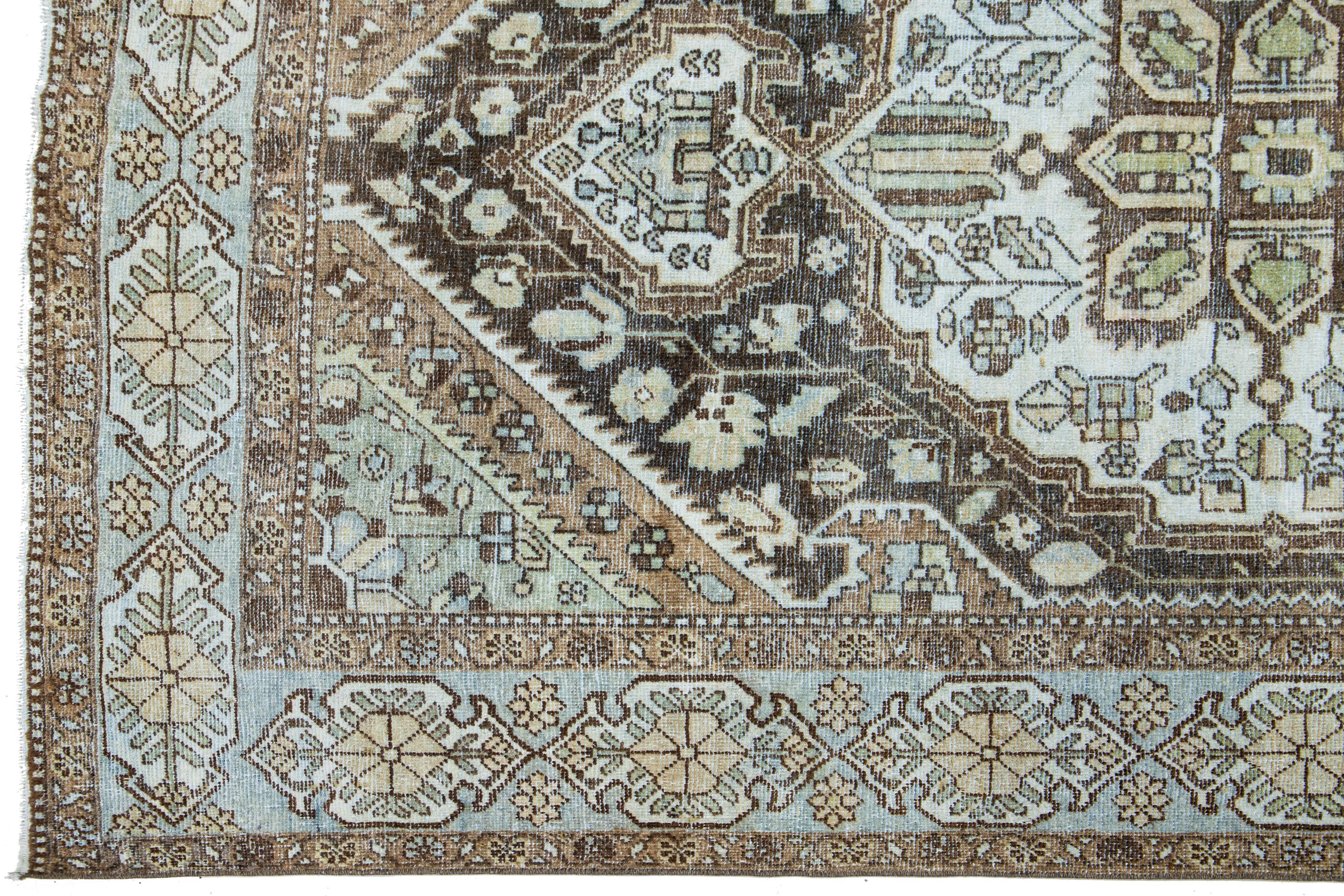 Antiker handgefertigter Mahal-Wollteppich mit Rosetten-Design in Brown (Handgeknüpft) im Angebot
