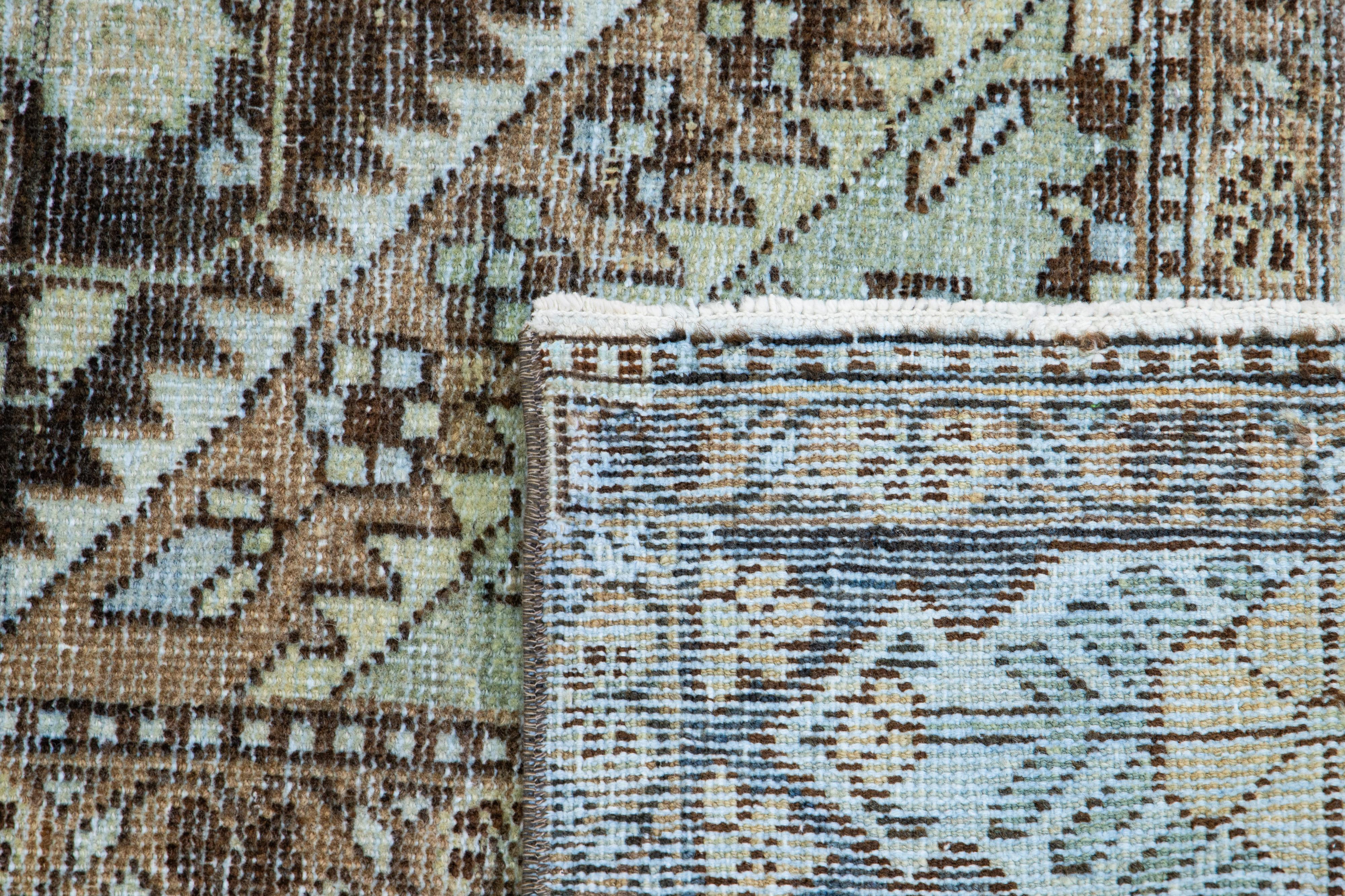 Antiker handgefertigter Mahal-Wollteppich mit Rosetten-Design in Brown (Wolle) im Angebot