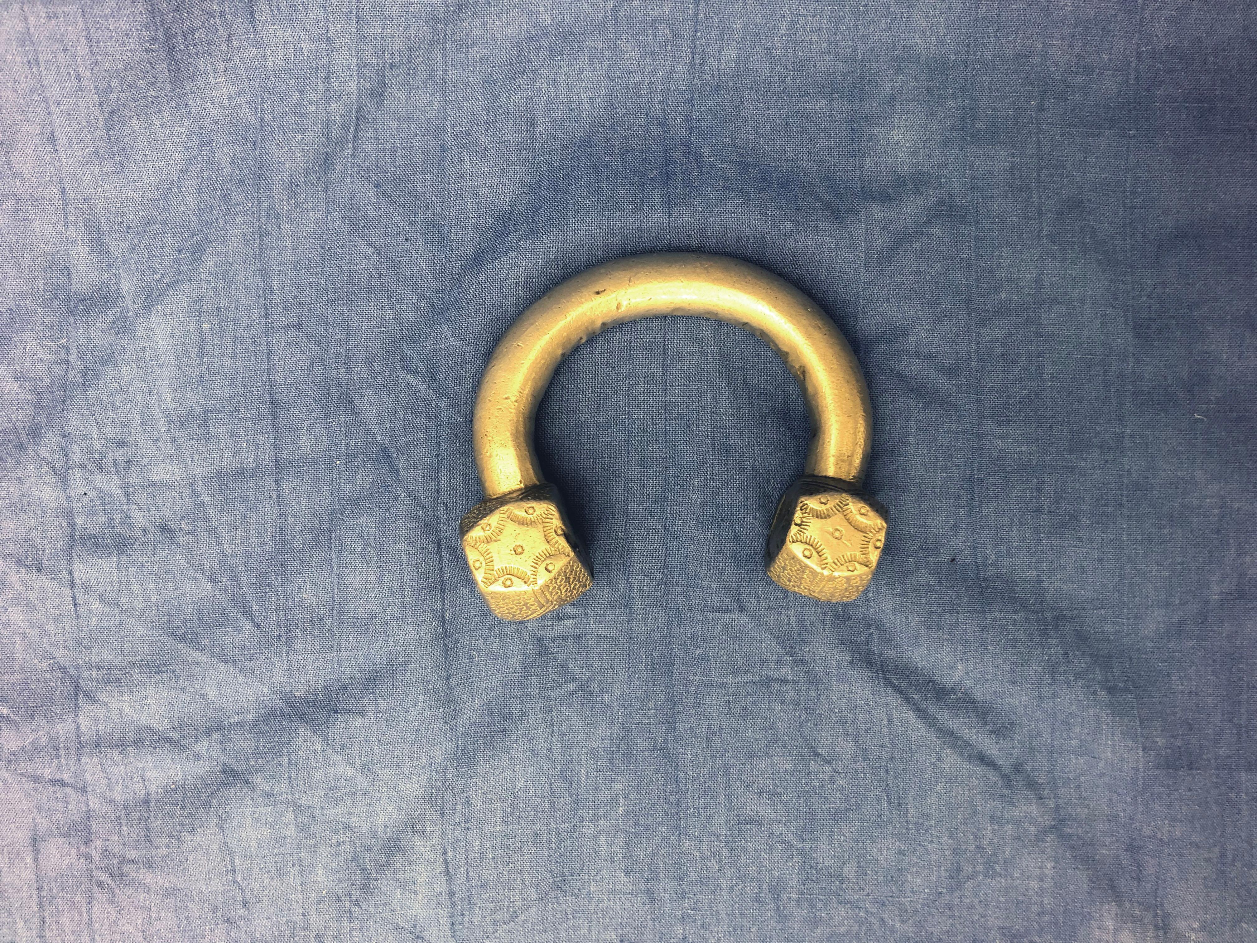 Les bracelets de cheville/de bras en manille, souvent appelés 