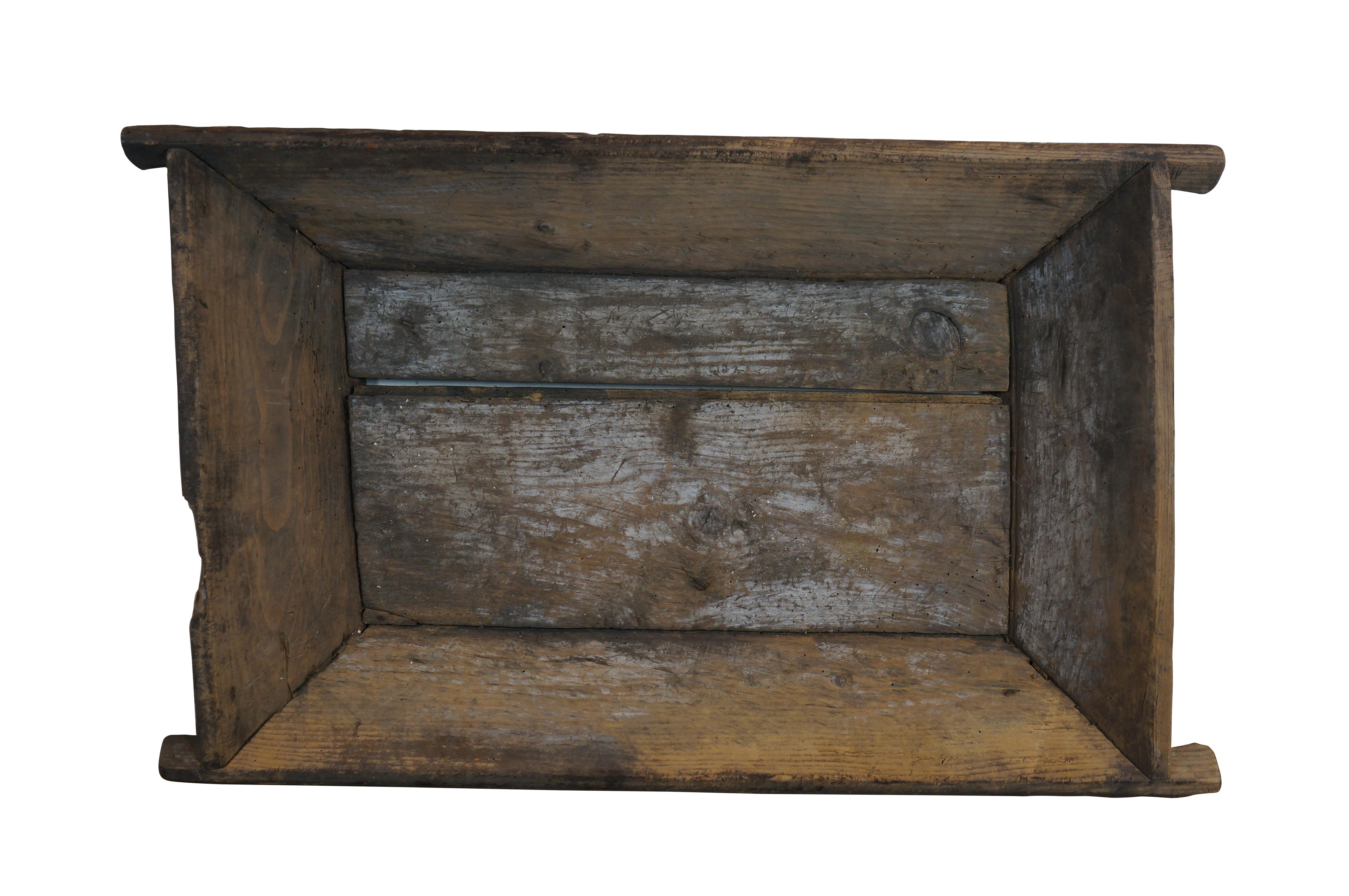 Grand bol à pâte en bois rustique et ancien. De forme rectangulaire avec des côtés inclinés et des prises de main à chaque coin.

Dimensions :
36,5