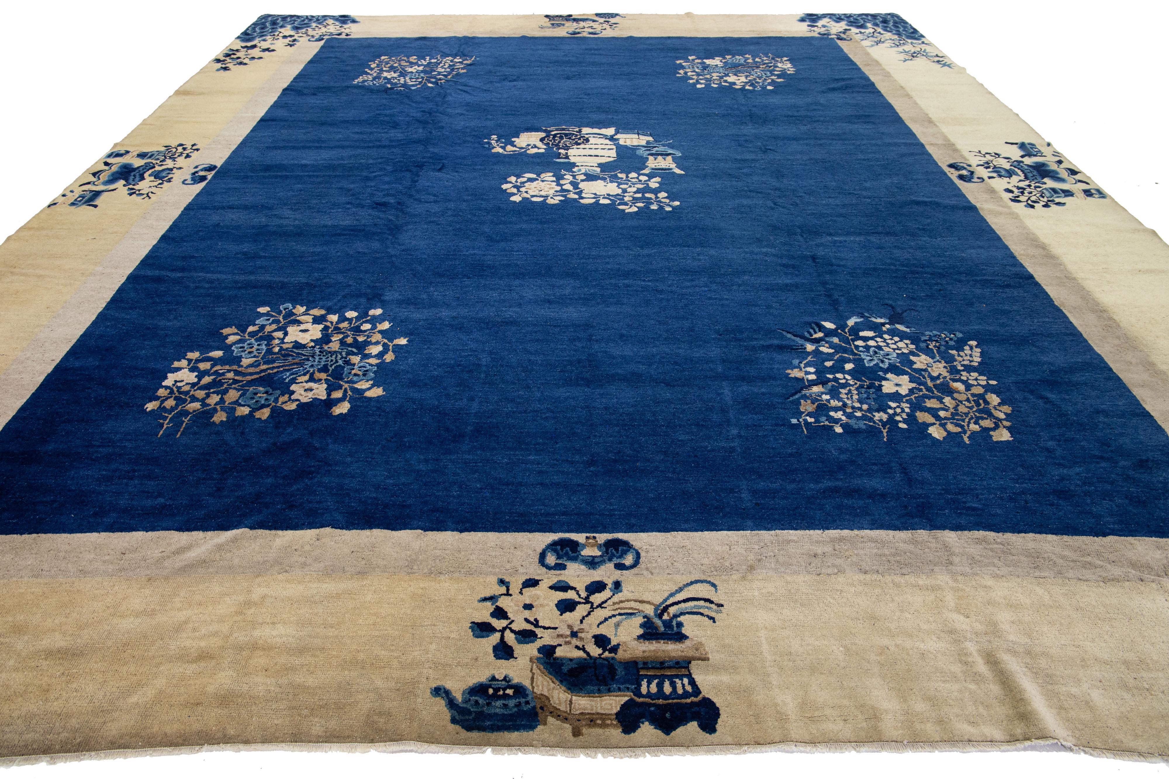 Antiker handgefertigter chinesischer Wollteppich aus Peking in Blau mit Blumenmuster im Angebot 3
