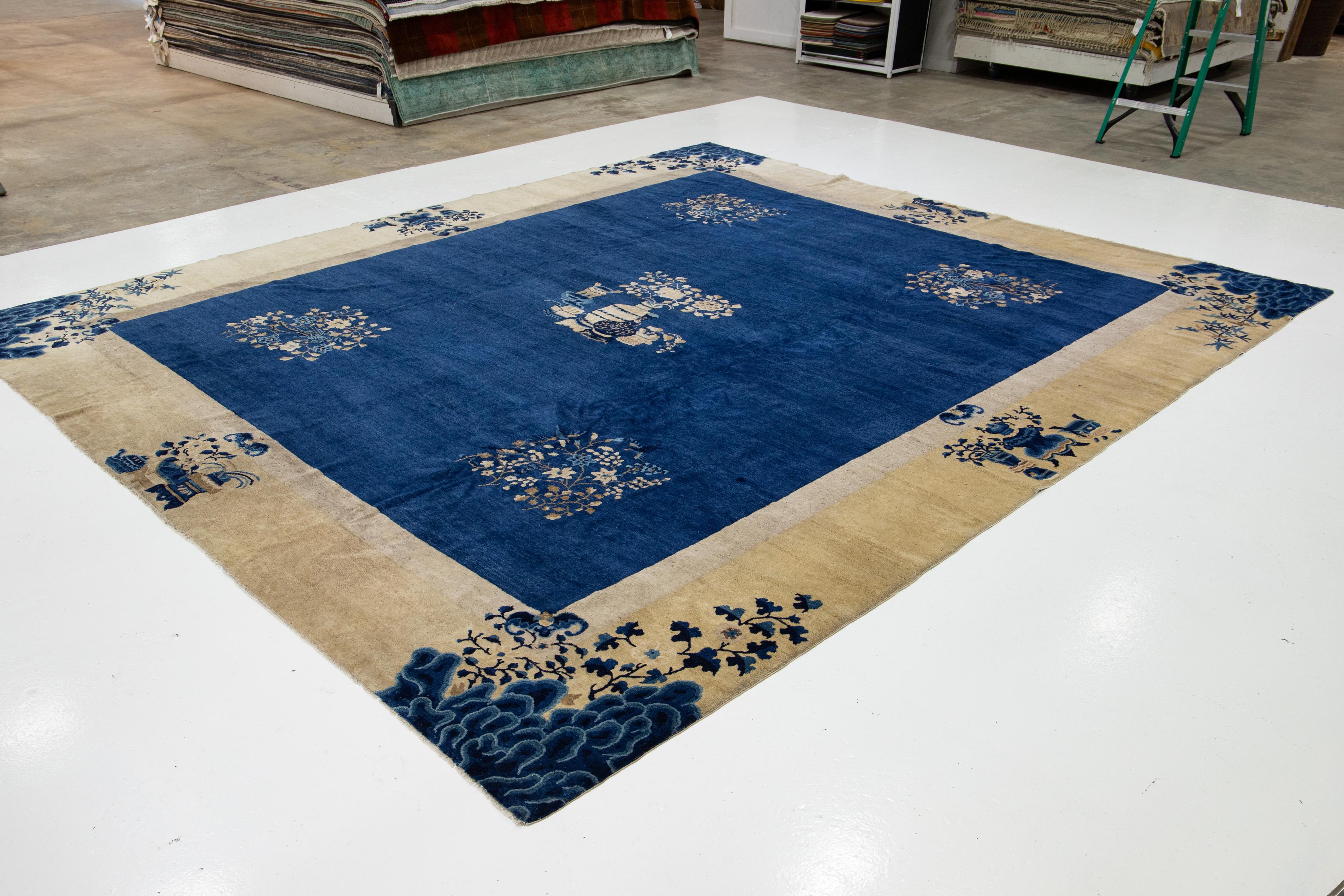 Antiker handgefertigter chinesischer Wollteppich aus Peking in Blau mit Blumenmuster (Art déco) im Angebot