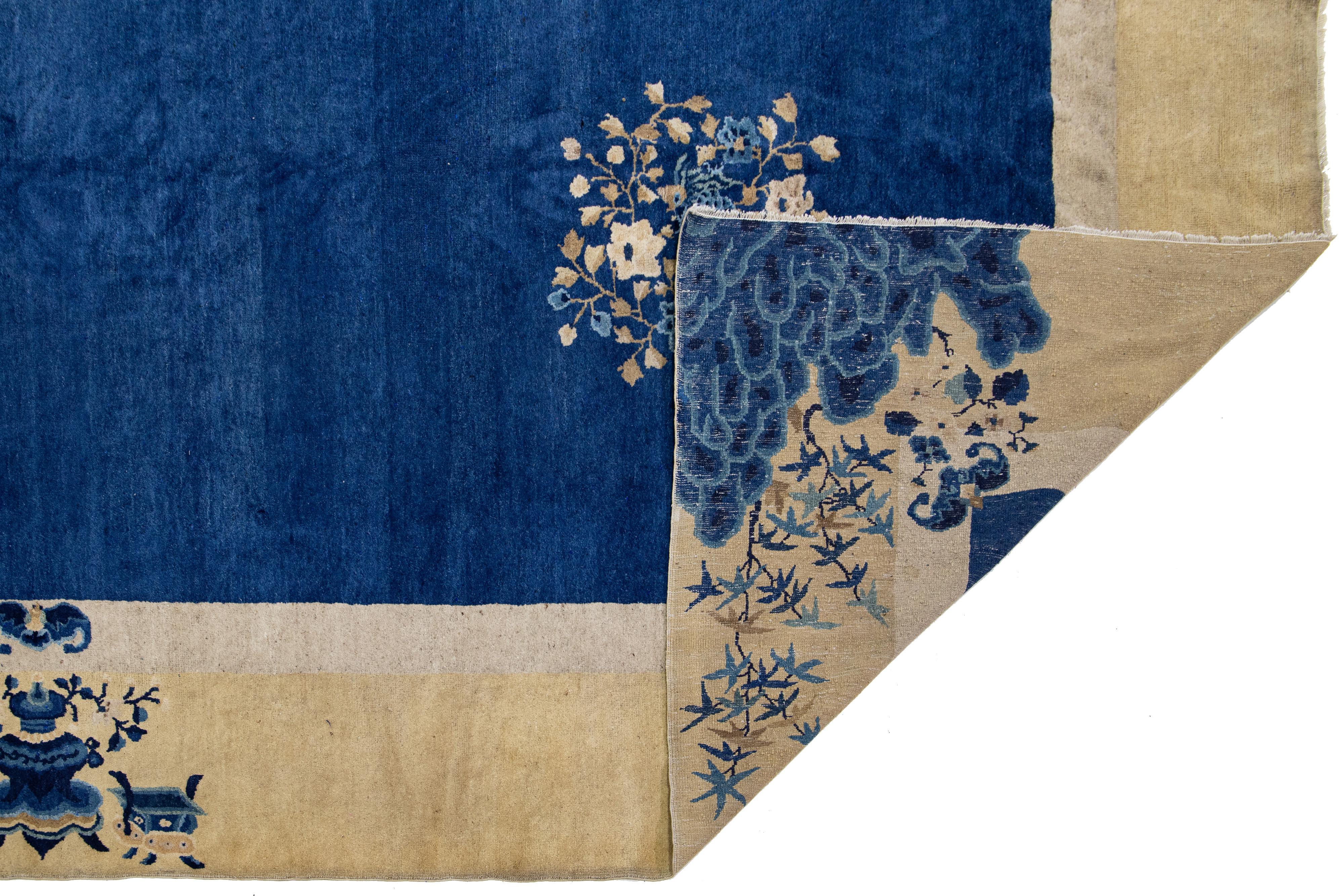 Antiker handgefertigter chinesischer Wollteppich aus Peking in Blau mit Blumenmuster (Chinesisch) im Angebot