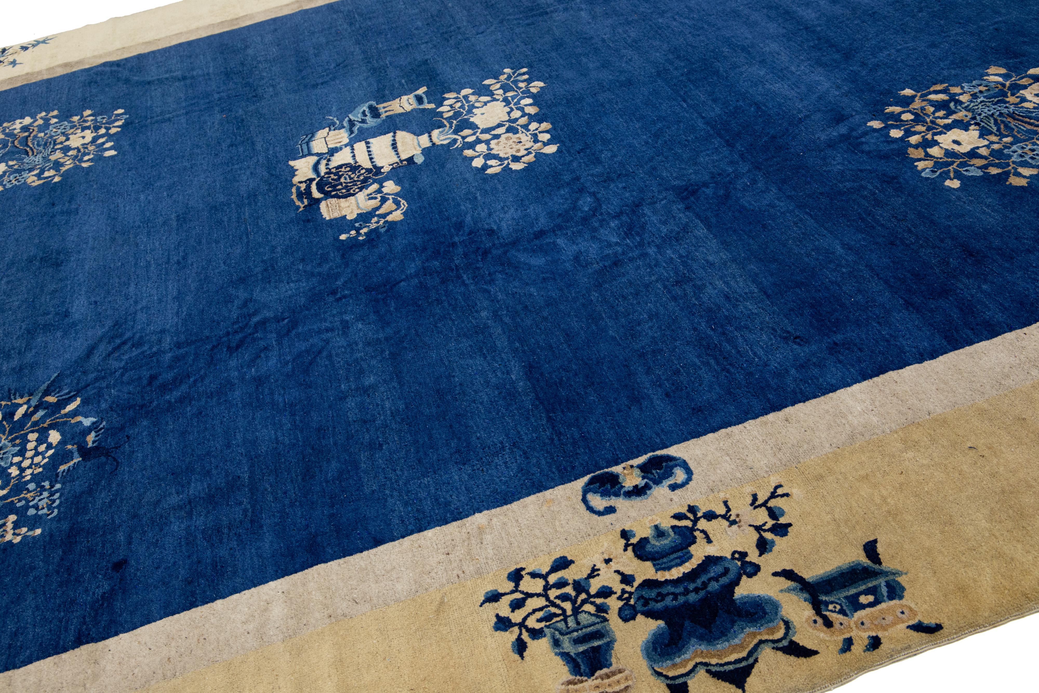 Antiker handgefertigter chinesischer Wollteppich aus Peking in Blau mit Blumenmuster (Handgeknüpft) im Angebot