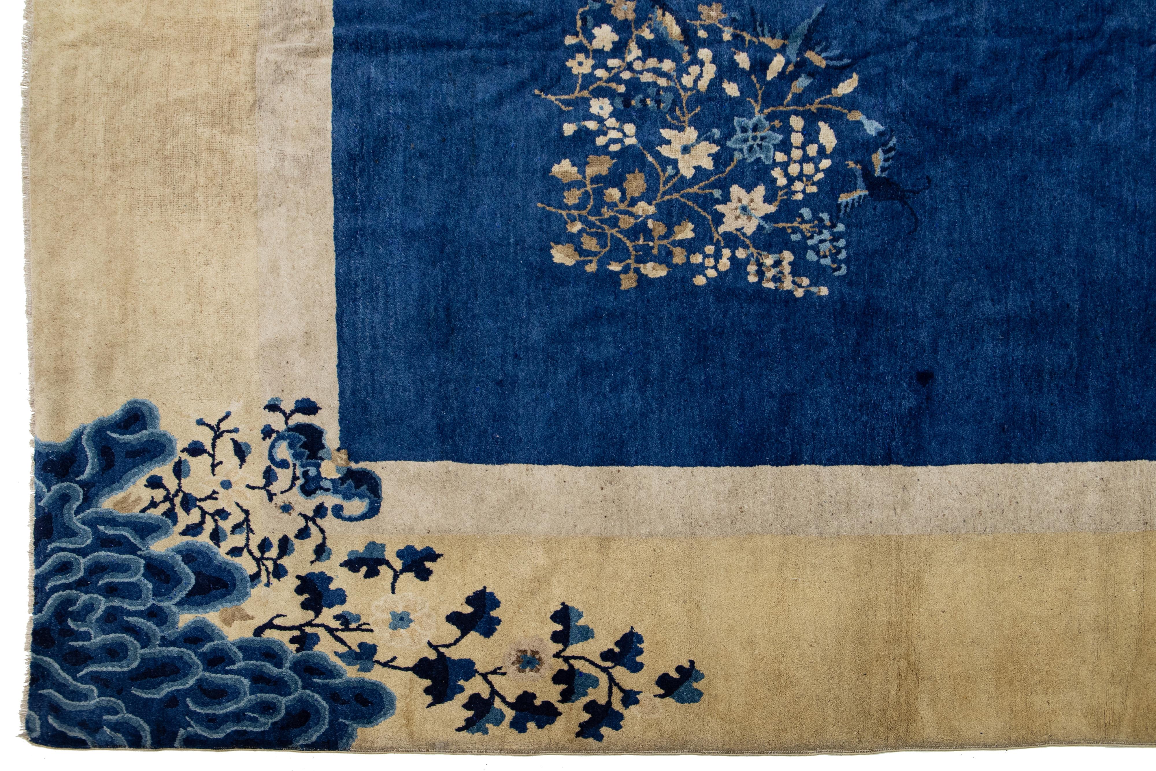 Antiker handgefertigter chinesischer Wollteppich aus Peking in Blau mit Blumenmuster im Zustand „Hervorragend“ im Angebot in Norwalk, CT