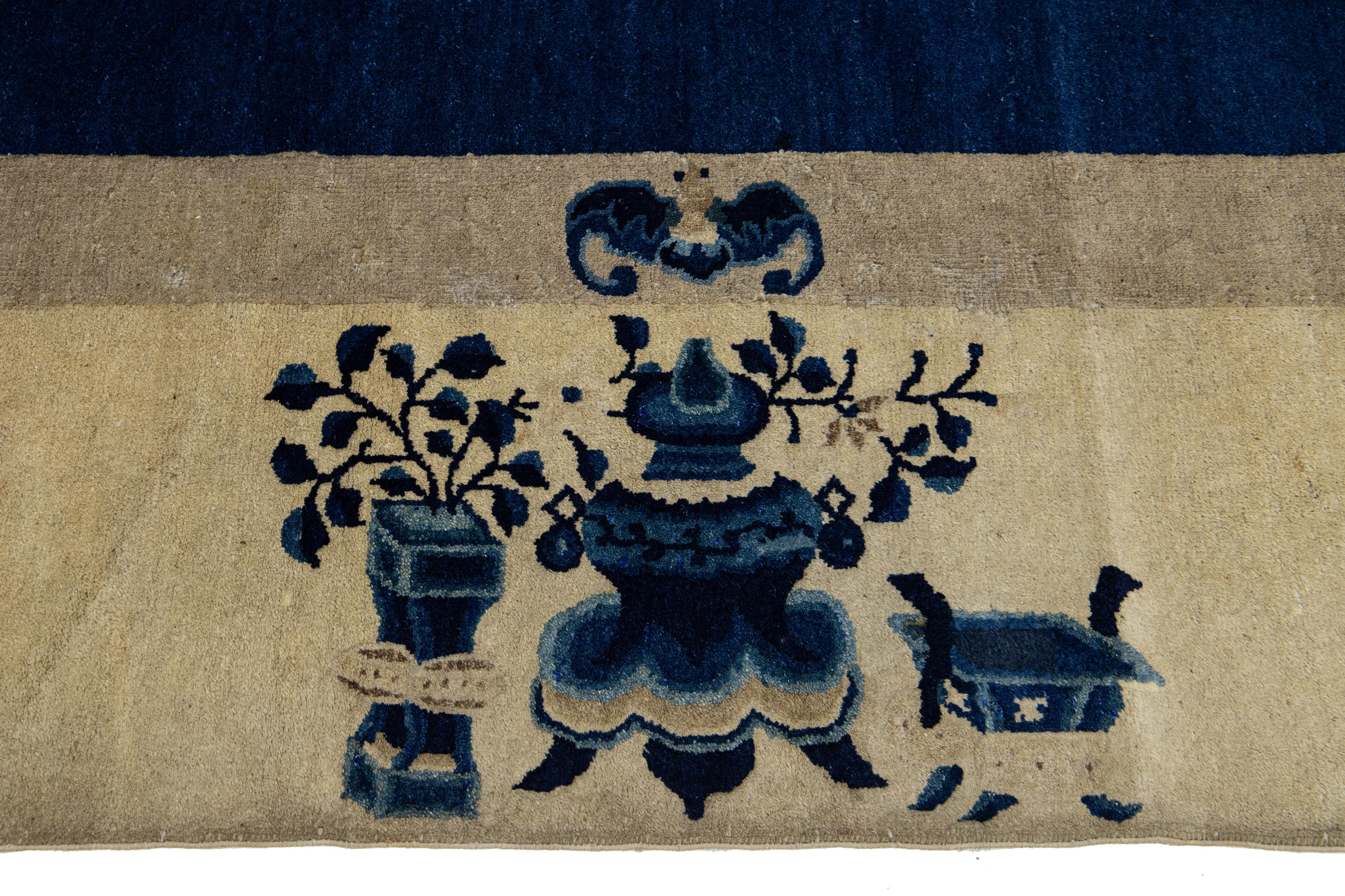 Antiker handgefertigter chinesischer Wollteppich aus Peking in Blau mit Blumenmuster im Angebot 1