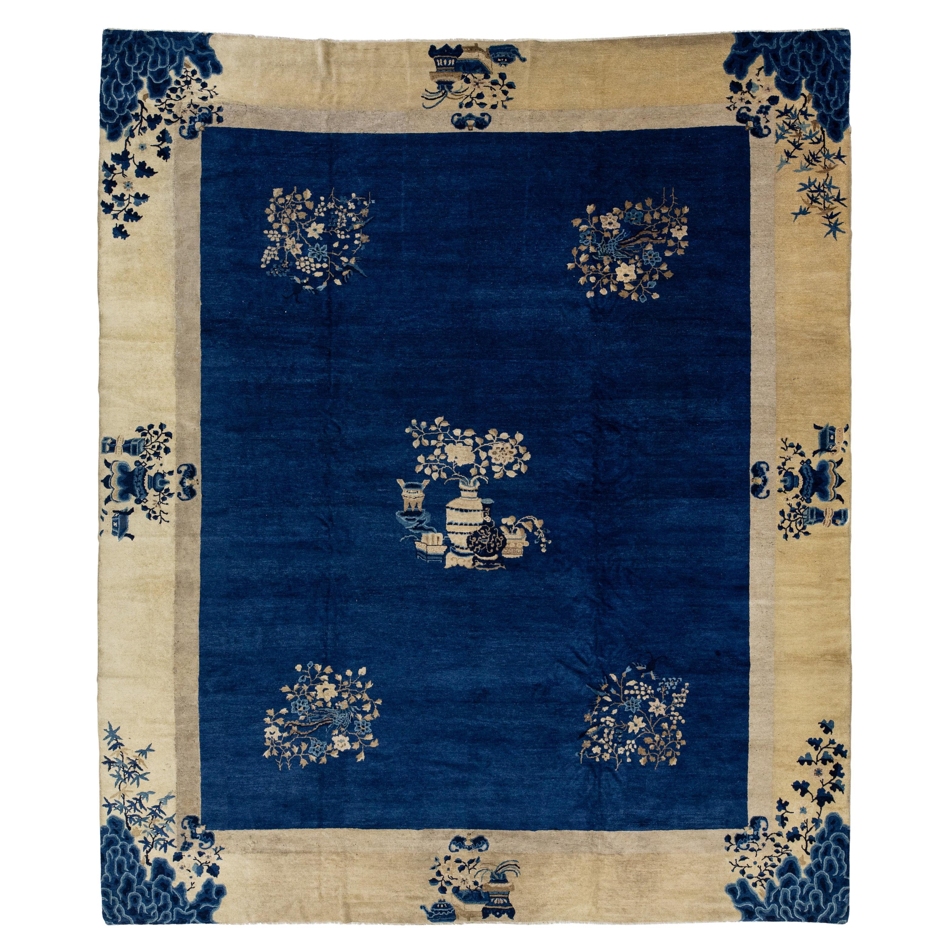 Antiker handgefertigter chinesischer Wollteppich aus Peking in Blau mit Blumenmuster im Angebot