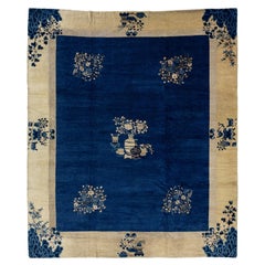 Antiker handgefertigter chinesischer Wollteppich aus Peking in Blau mit Blumenmuster