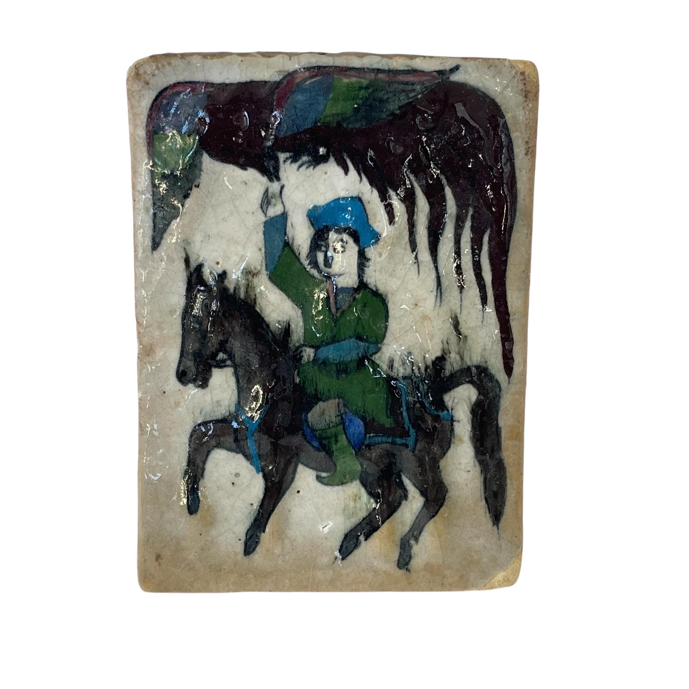 Antica piastrella persiana Qajar, realizzata a mano in ceramica argillosa con smalto applicato a mano, raffigurante una scena di falconiere a cavallo, Iran, CIRCA 1900
